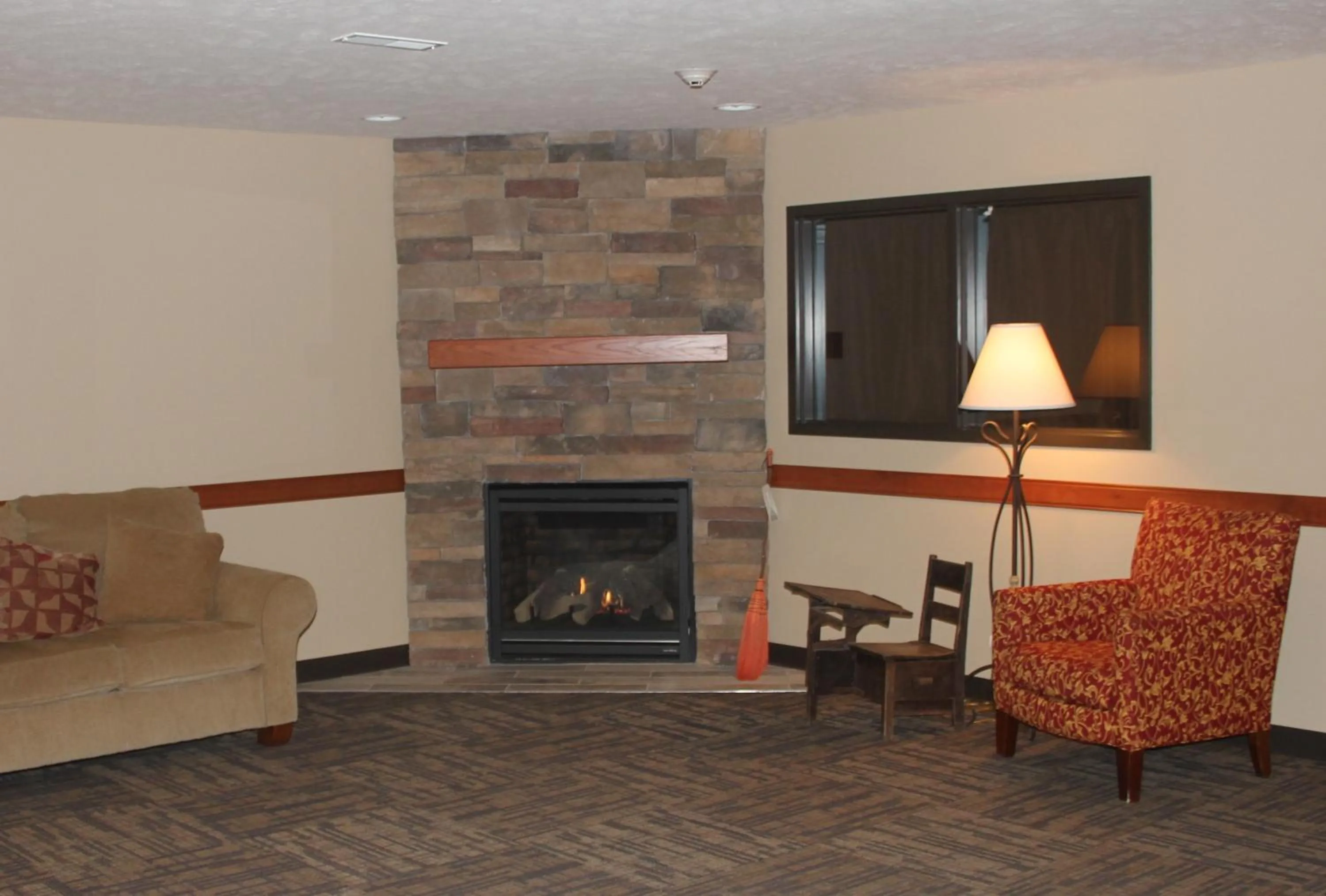 Communal lounge/ TV room in Green Acres Hotel