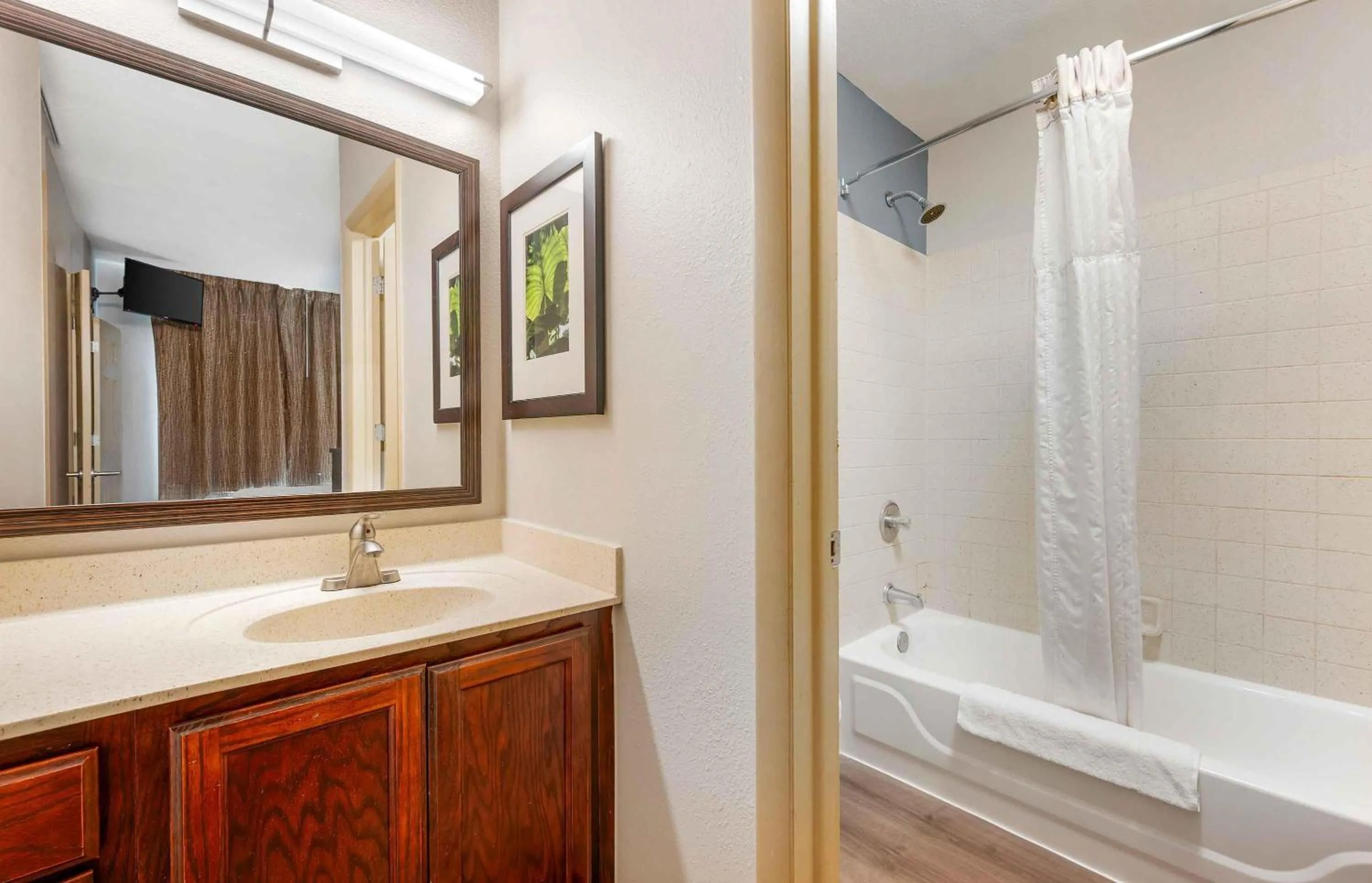 Bathroom in Extended Stay America Suites - Indianapolis - Airport - W Southern Ave