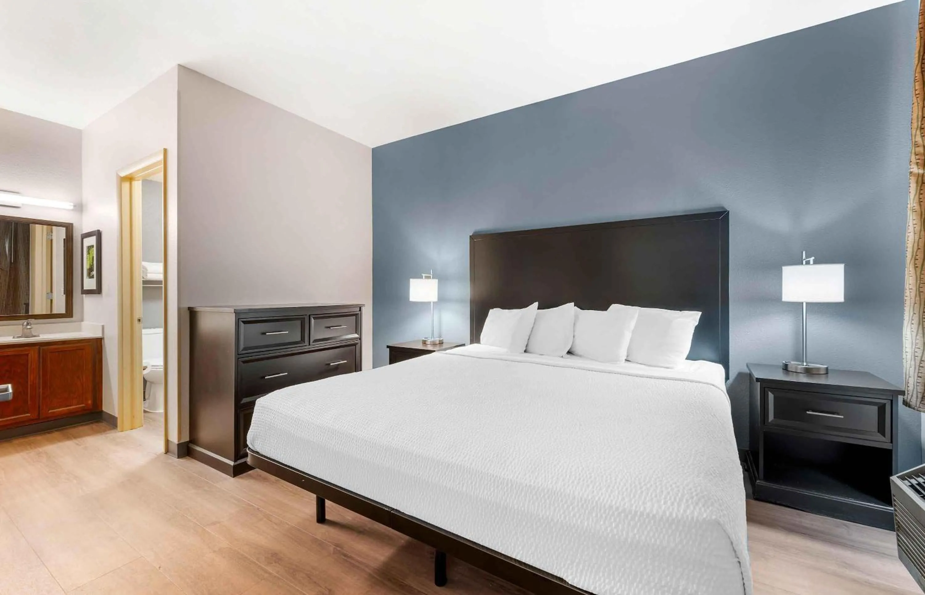 Bedroom, Bed in Extended Stay America Suites - Indianapolis - Airport - W Southern Ave