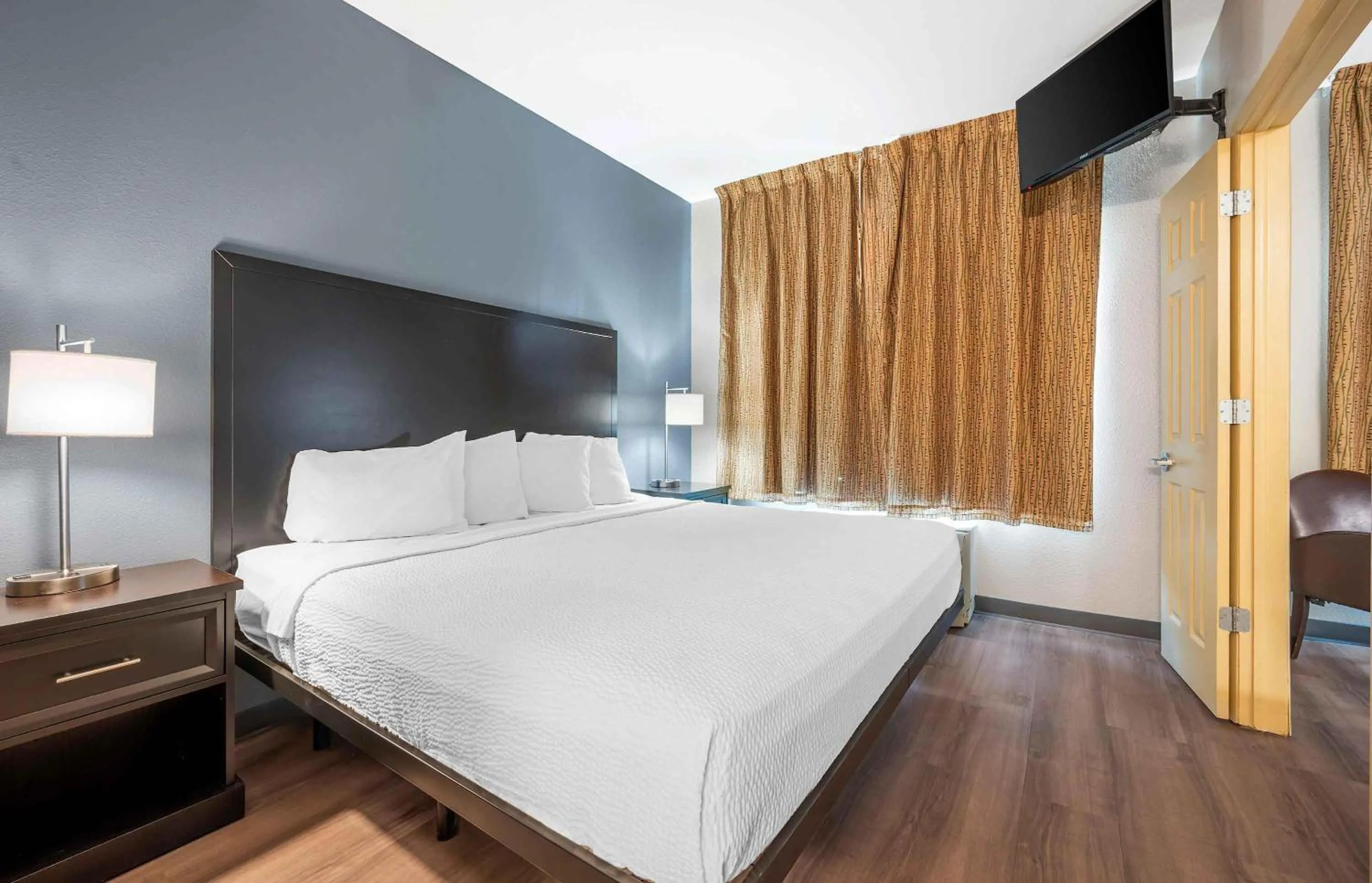 Bedroom, Bed in Extended Stay America Suites - Indianapolis - Airport - W Southern Ave