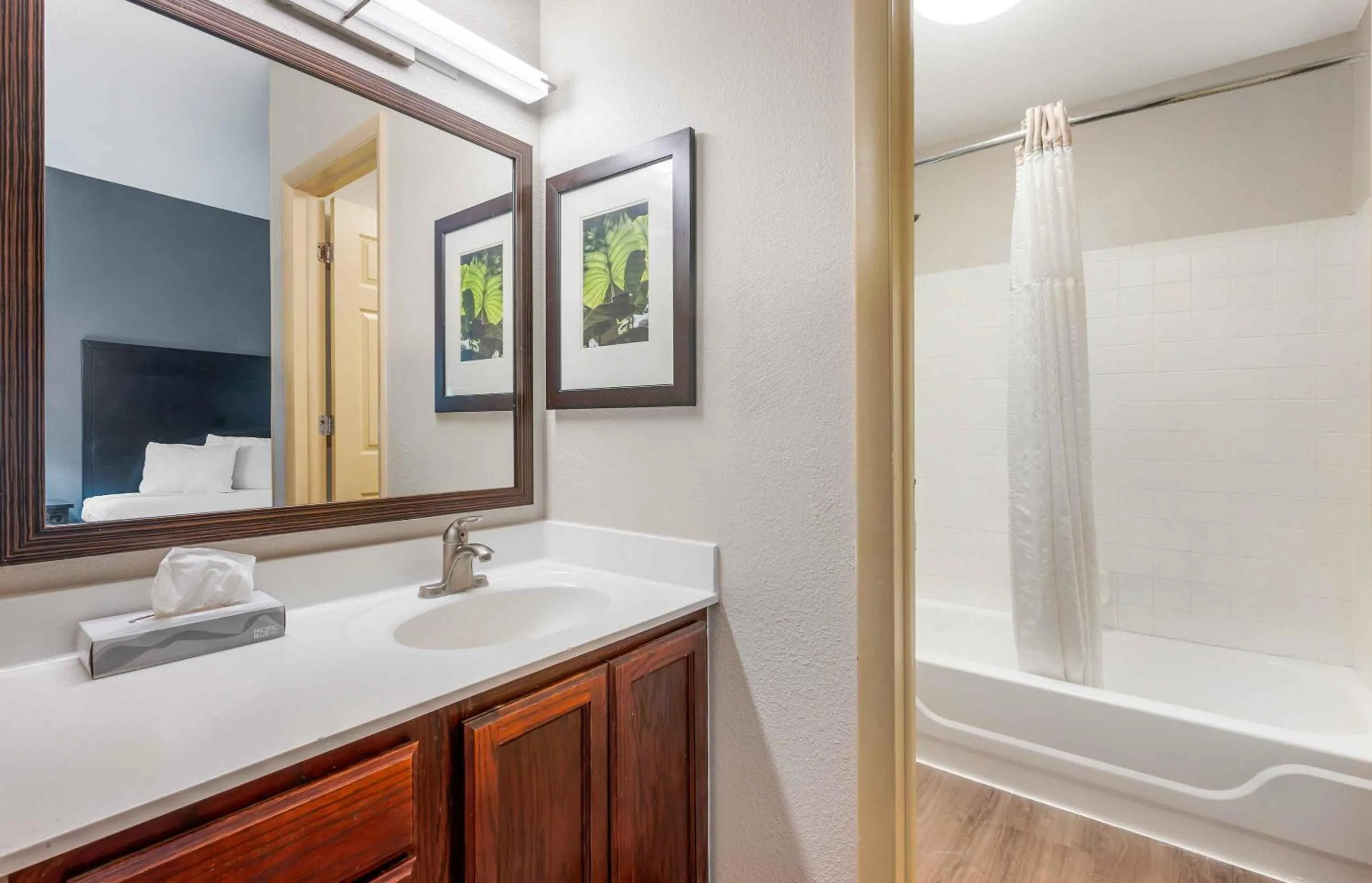 Bathroom in Extended Stay America Suites - Indianapolis - Airport - W Southern Ave