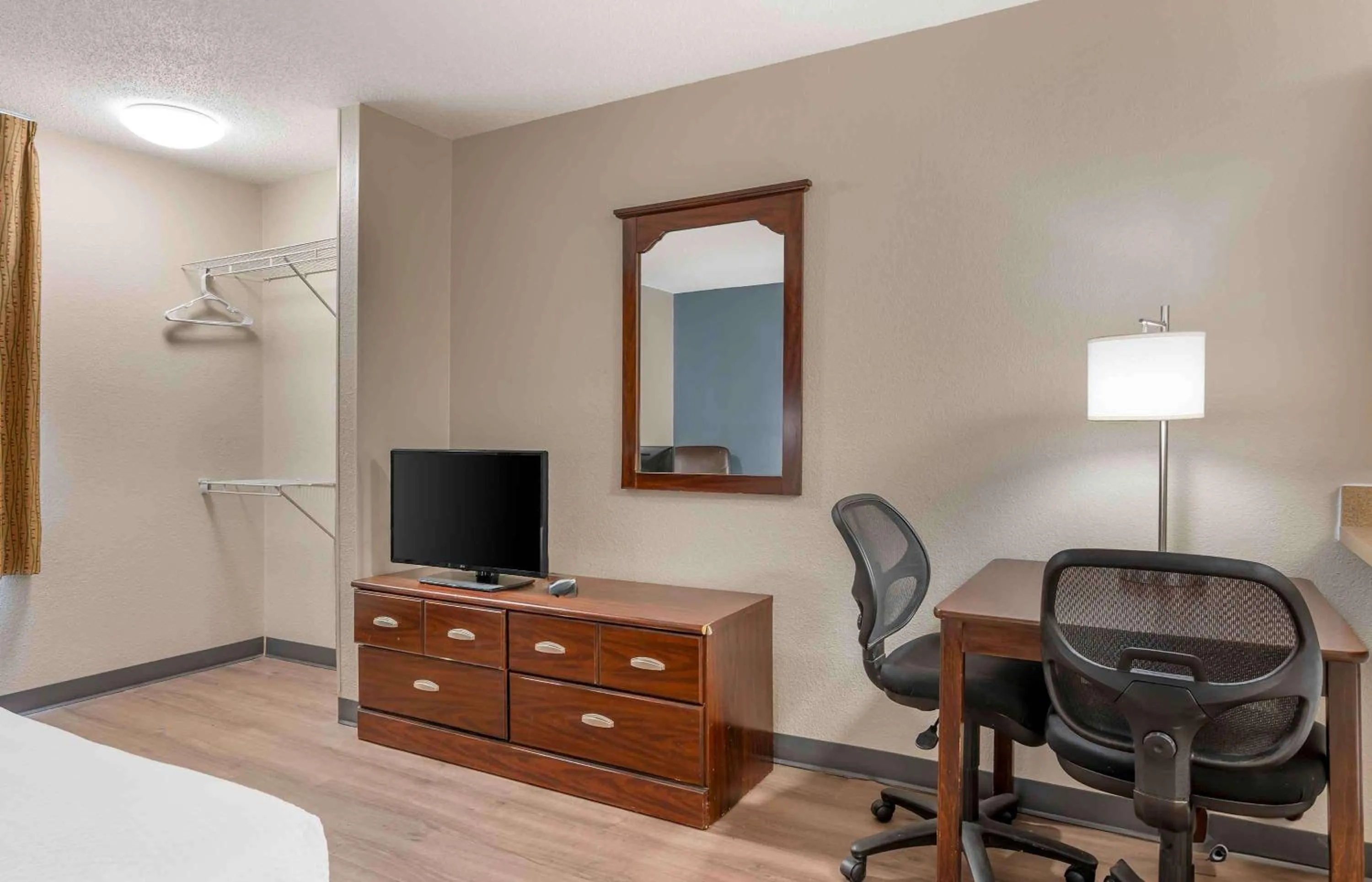 Bedroom, Bed in Extended Stay America Suites - Fort Wayne - South
