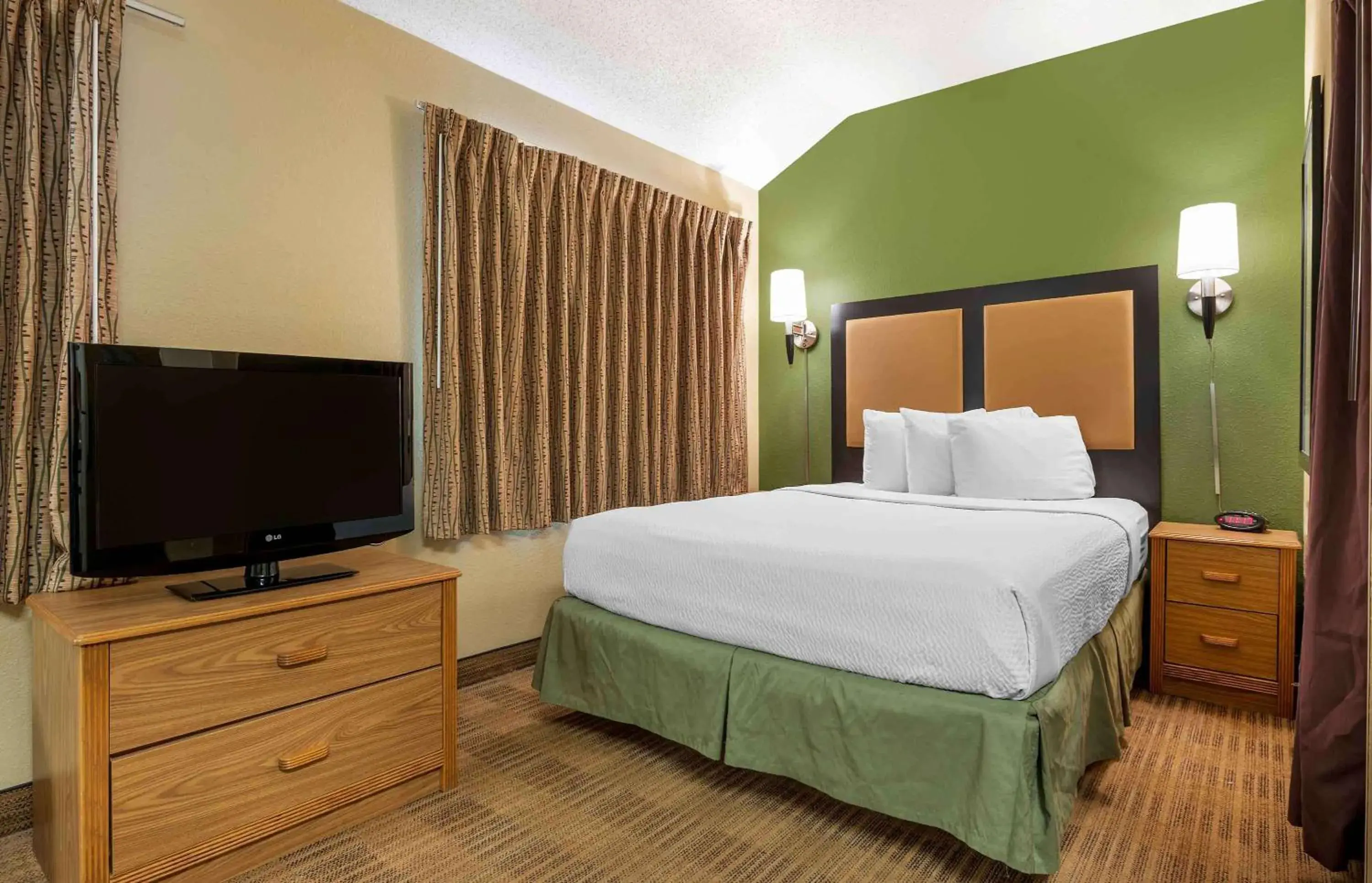 Deluxe Studio with 1 Queen Bed - Non-Smoking in Extended Stay America Suites - Indianapolis - West 86th St Deluxe Studio with 1 Queen Bed - Non-Smoking in Extended Stay America Suites - Indianapolis - West 86th St