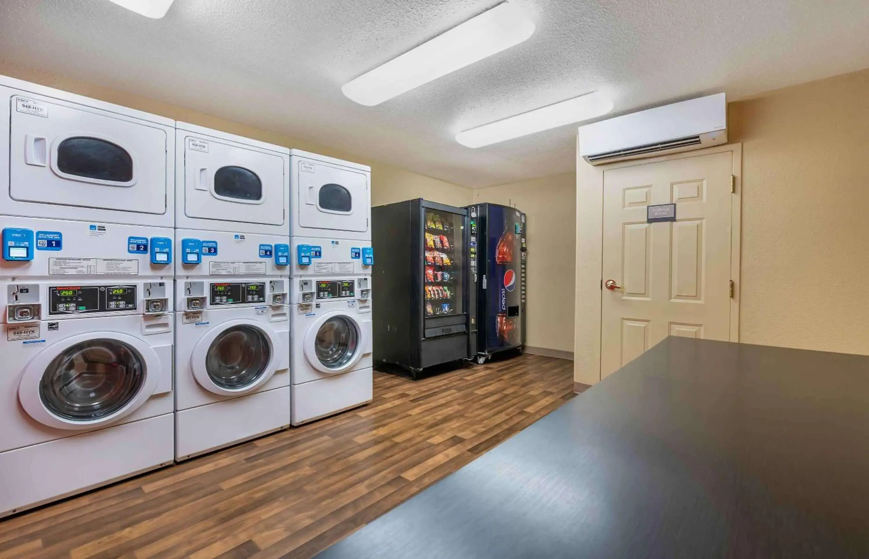 Property building in Extended Stay America Suites - Indianapolis - West 86th St Property building in Extended Stay America Suites - Indianapolis - West 86th St