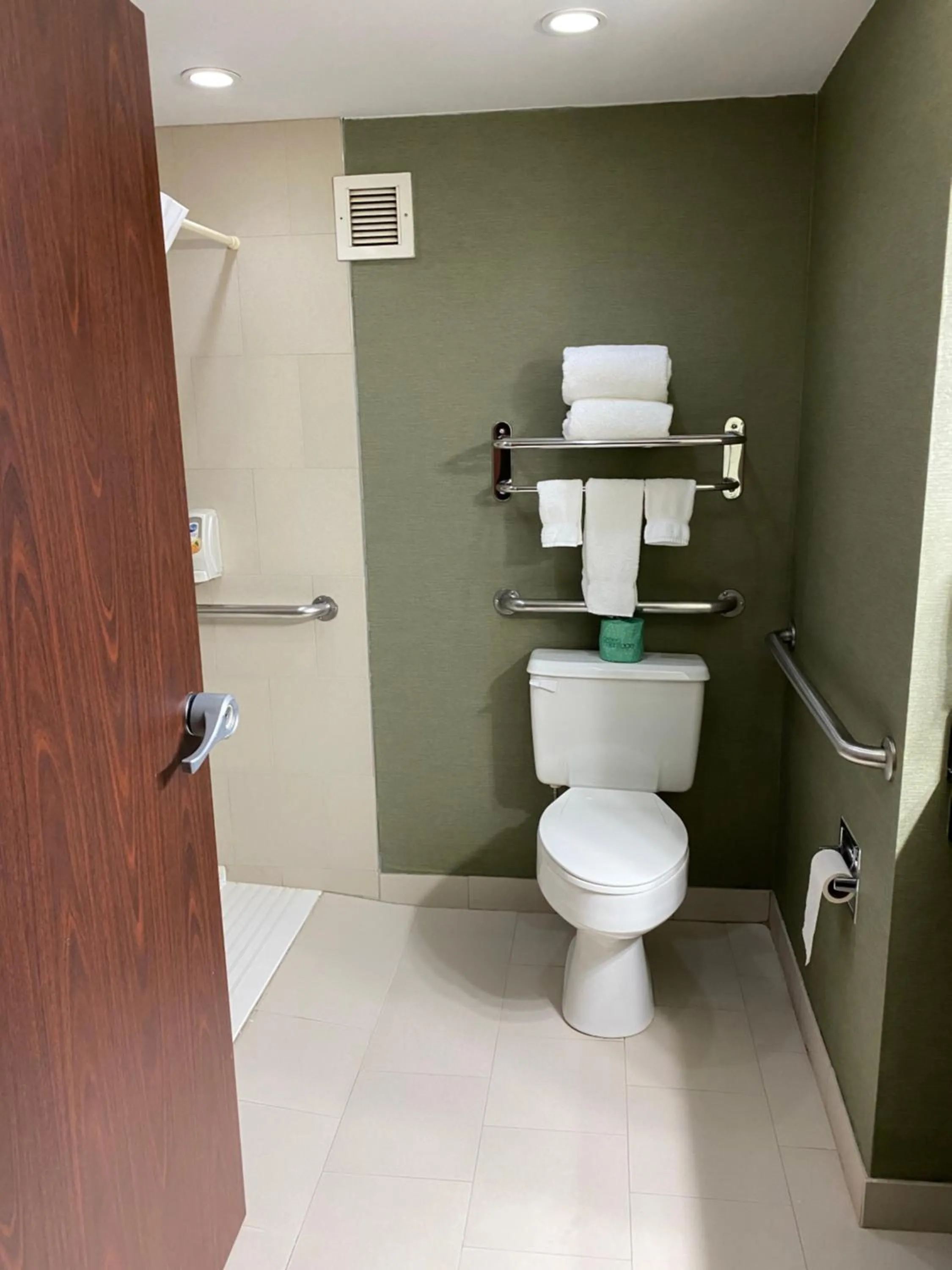 Bathroom in The Atrium Hotel on Third