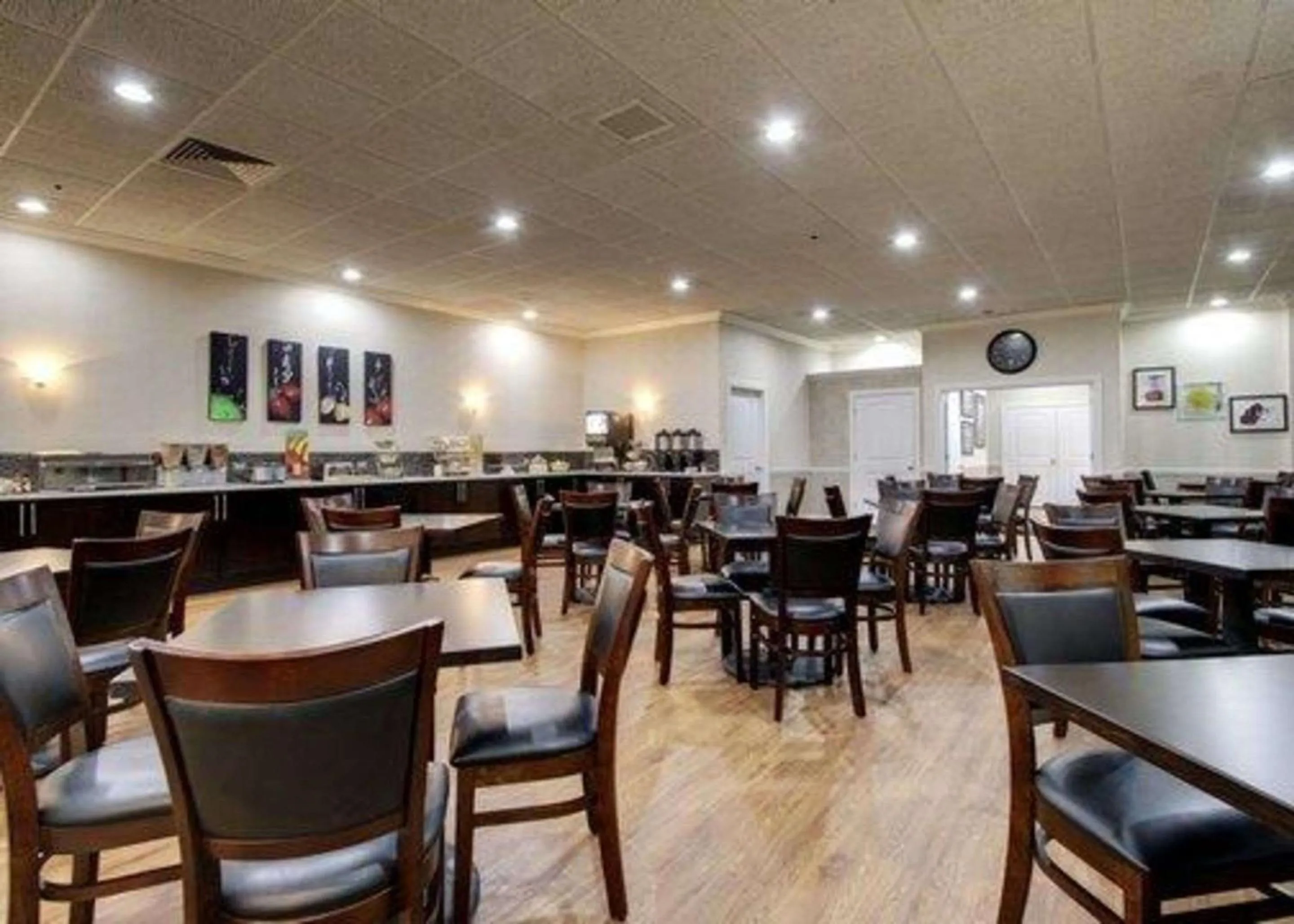 Restaurant/places to eat in The Atrium Hotel on Third