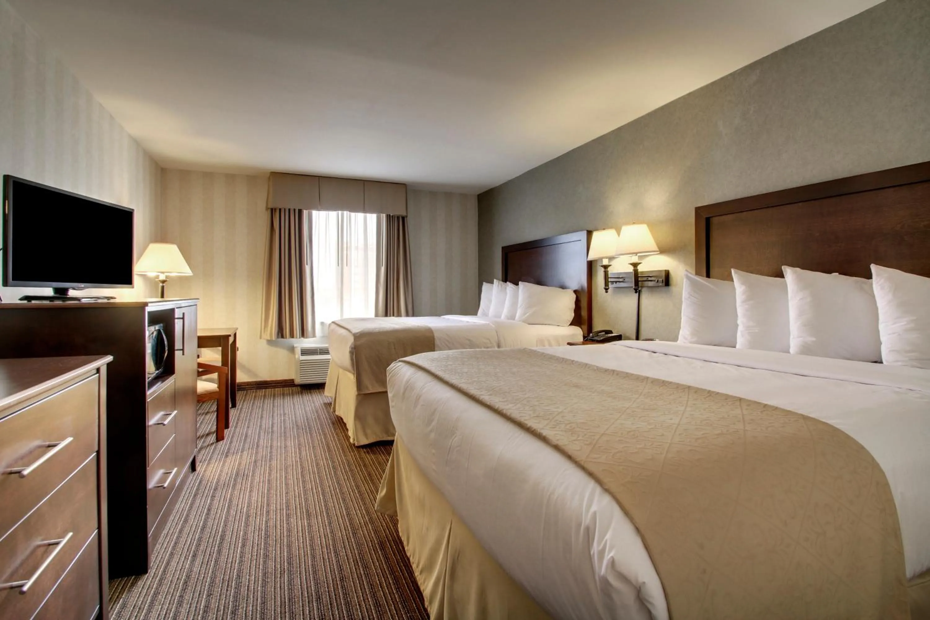 Photo of the whole room, Bed in The Atrium Hotel on Third