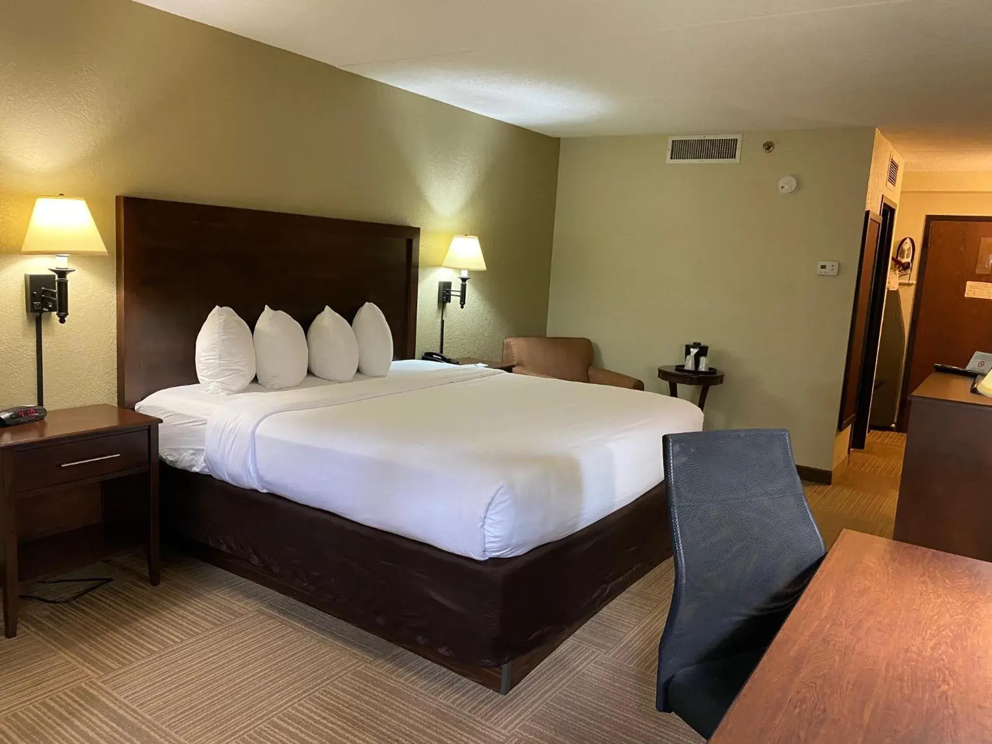 Bed in The Atrium Hotel on Third Bed in The Atrium Hotel on Third