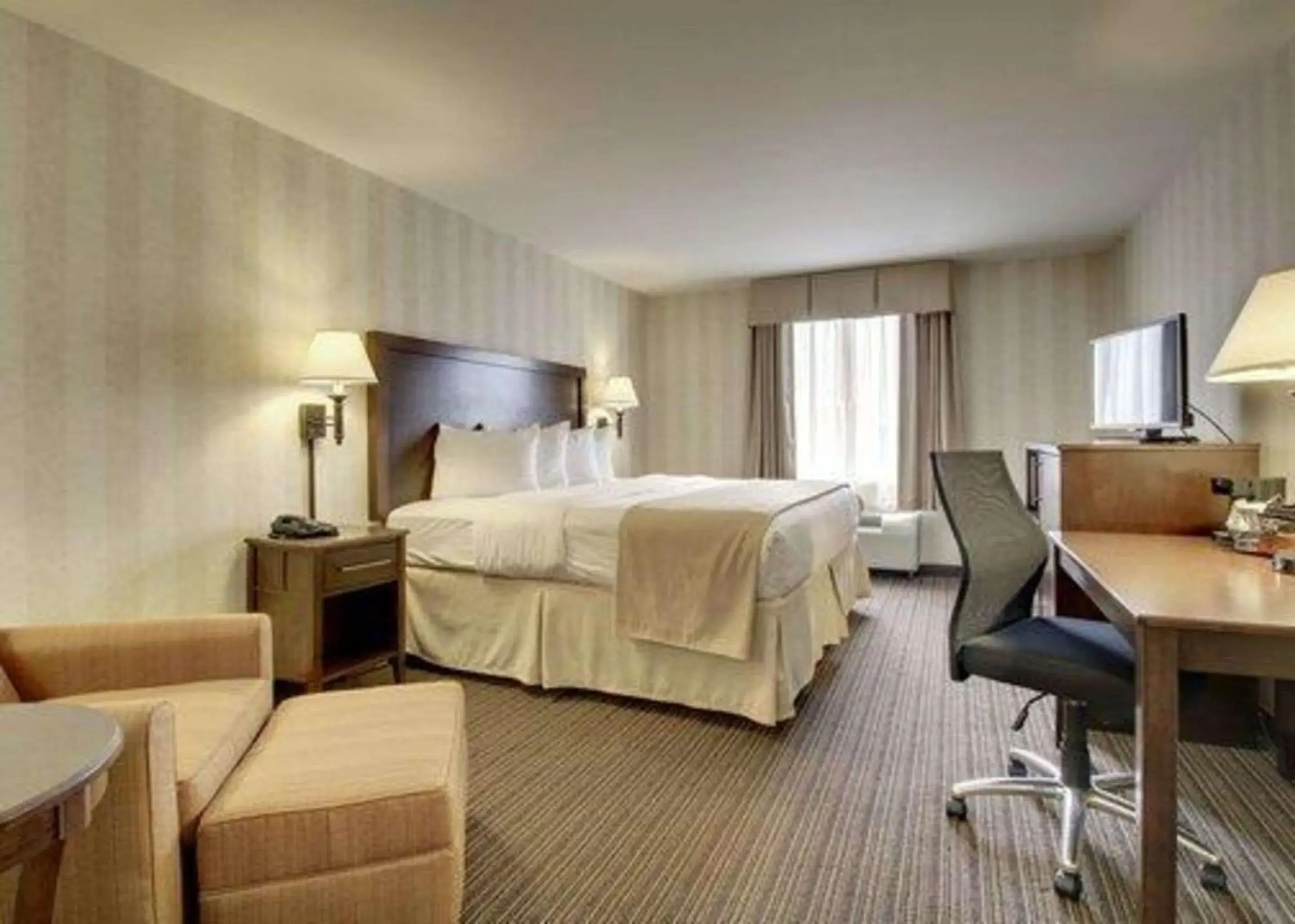 Photo of the whole room, Bed in The Atrium Hotel on Third Photo of the whole room, Bed in The Atrium Hotel on Third