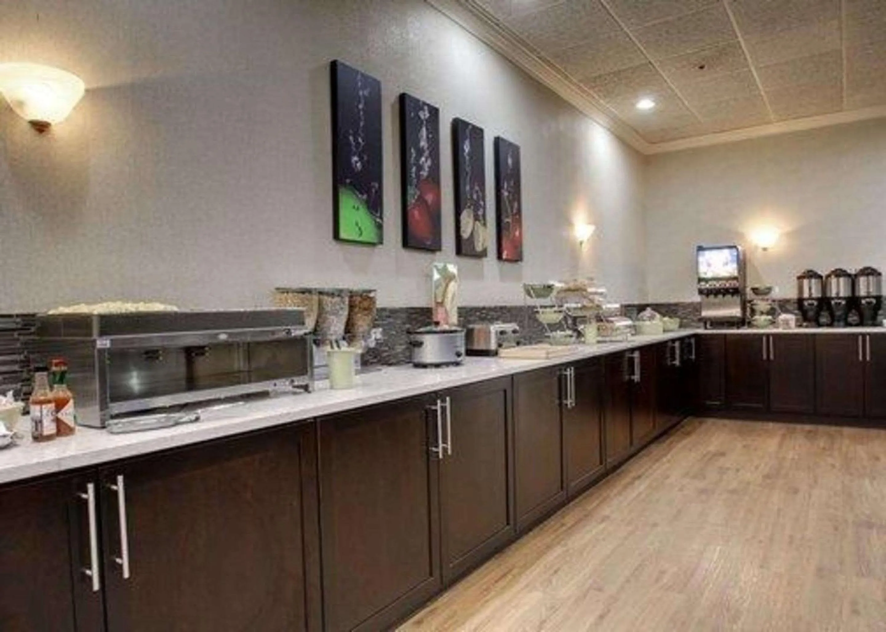 Restaurant/places to eat in The Atrium Hotel on Third