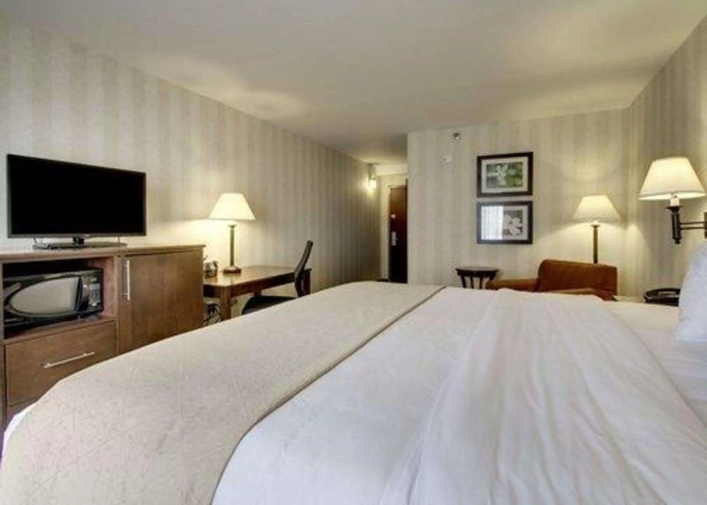 Photo of the whole room, Bed in The Atrium Hotel on Third