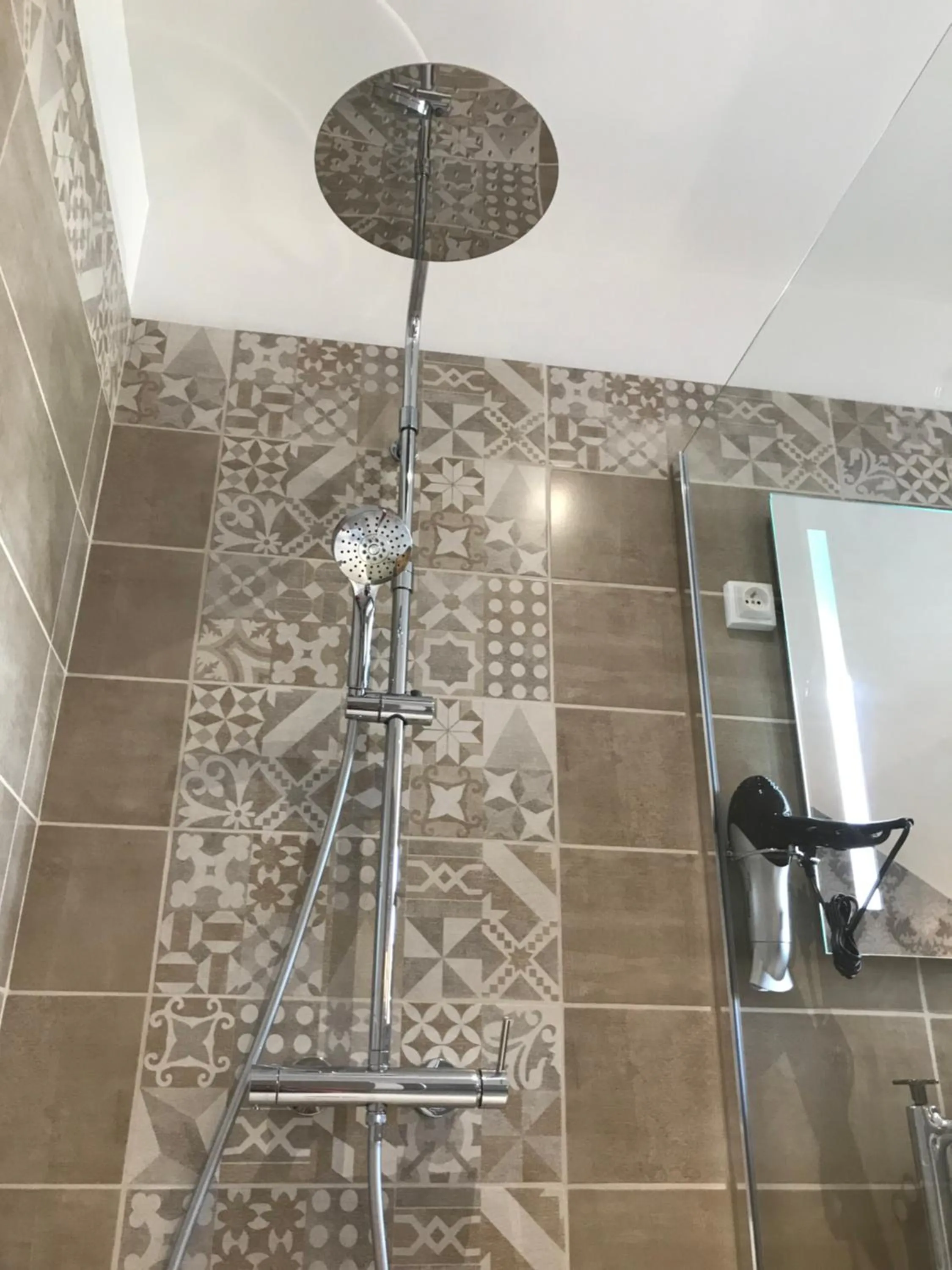 Shower in Le Manoir de Pierre Levée, The Originals Collection