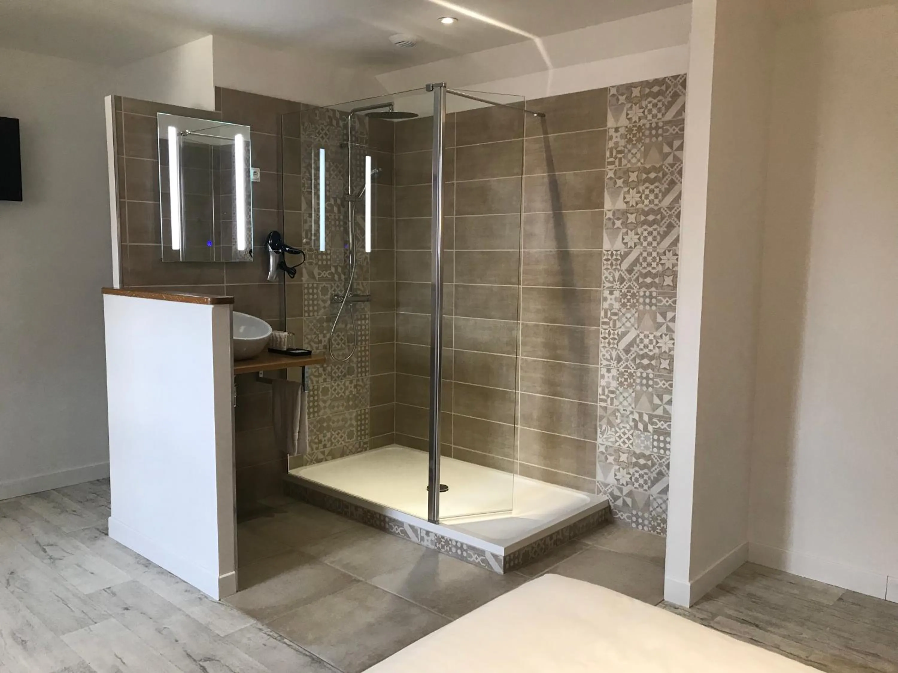 Bathroom in Le Manoir de Pierre Levée, The Originals Collection