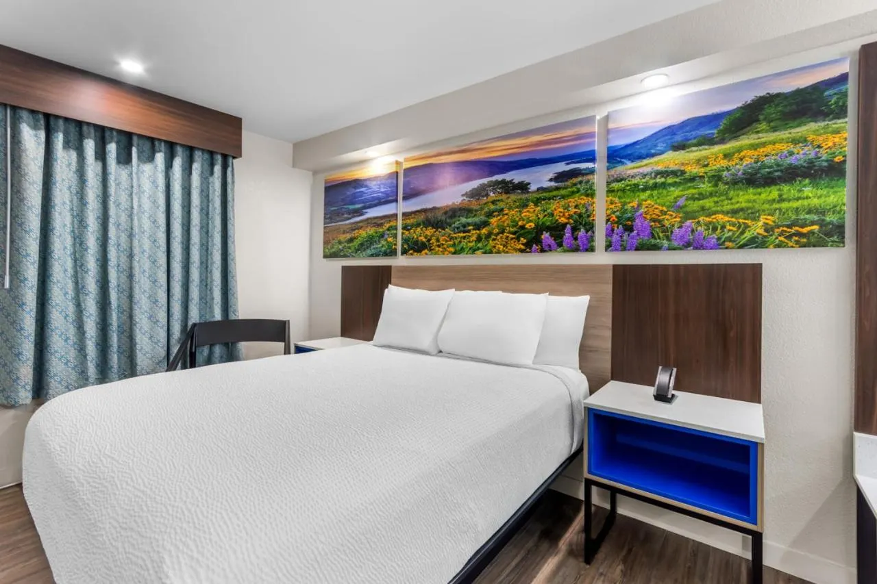 Bed in Days Inn by Wyndham Indianapolis East Post Road