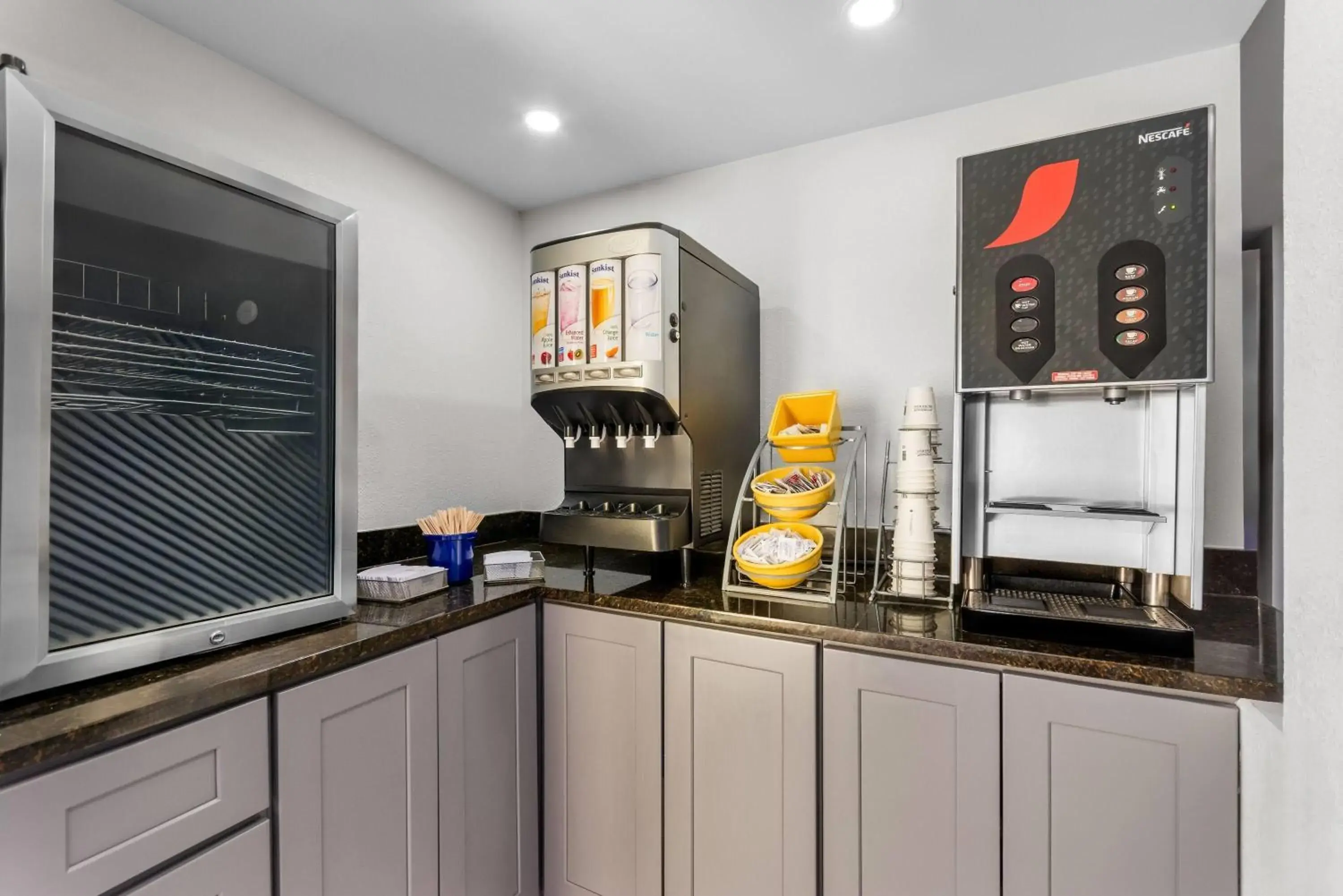 Restaurant/places to eat in Days Inn by Wyndham Indianapolis East Post Road Restaurant/places to eat in Days Inn by Wyndham Indianapolis East Post Road