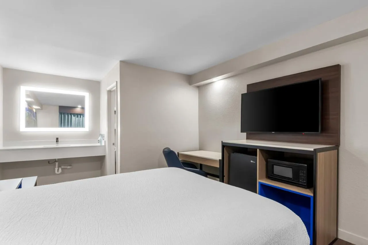 Bed in Days Inn by Wyndham Indianapolis East Post Road