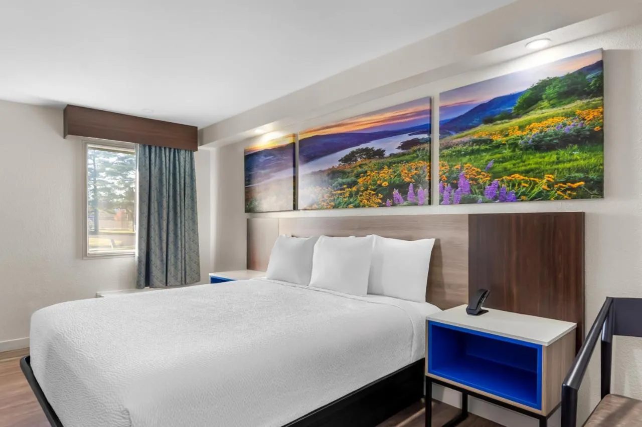 Bed in Days Inn by Wyndham Indianapolis East Post Road