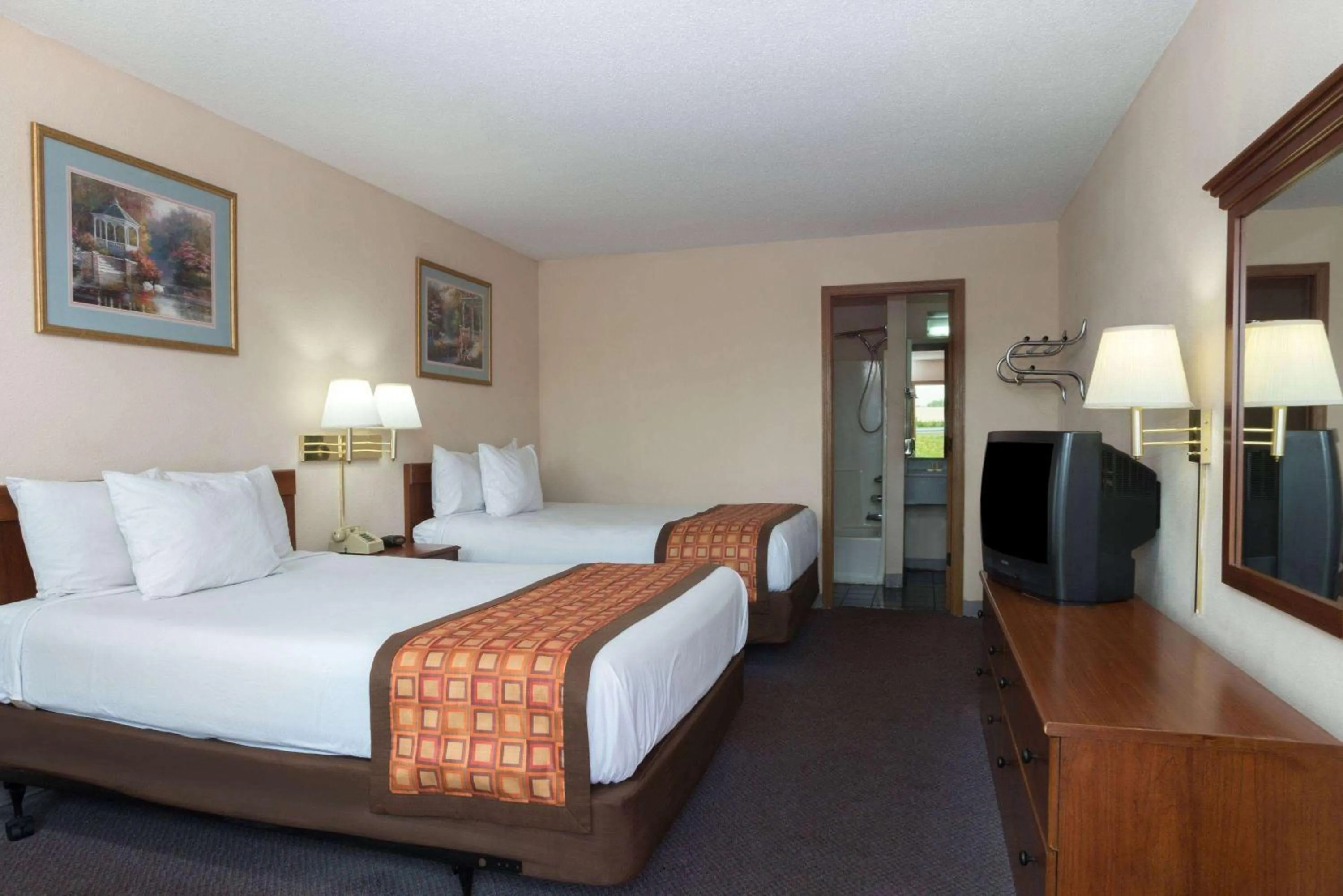 Photo of the whole room, Bed in Days Inn by Wyndham Indianapolis East Post Road