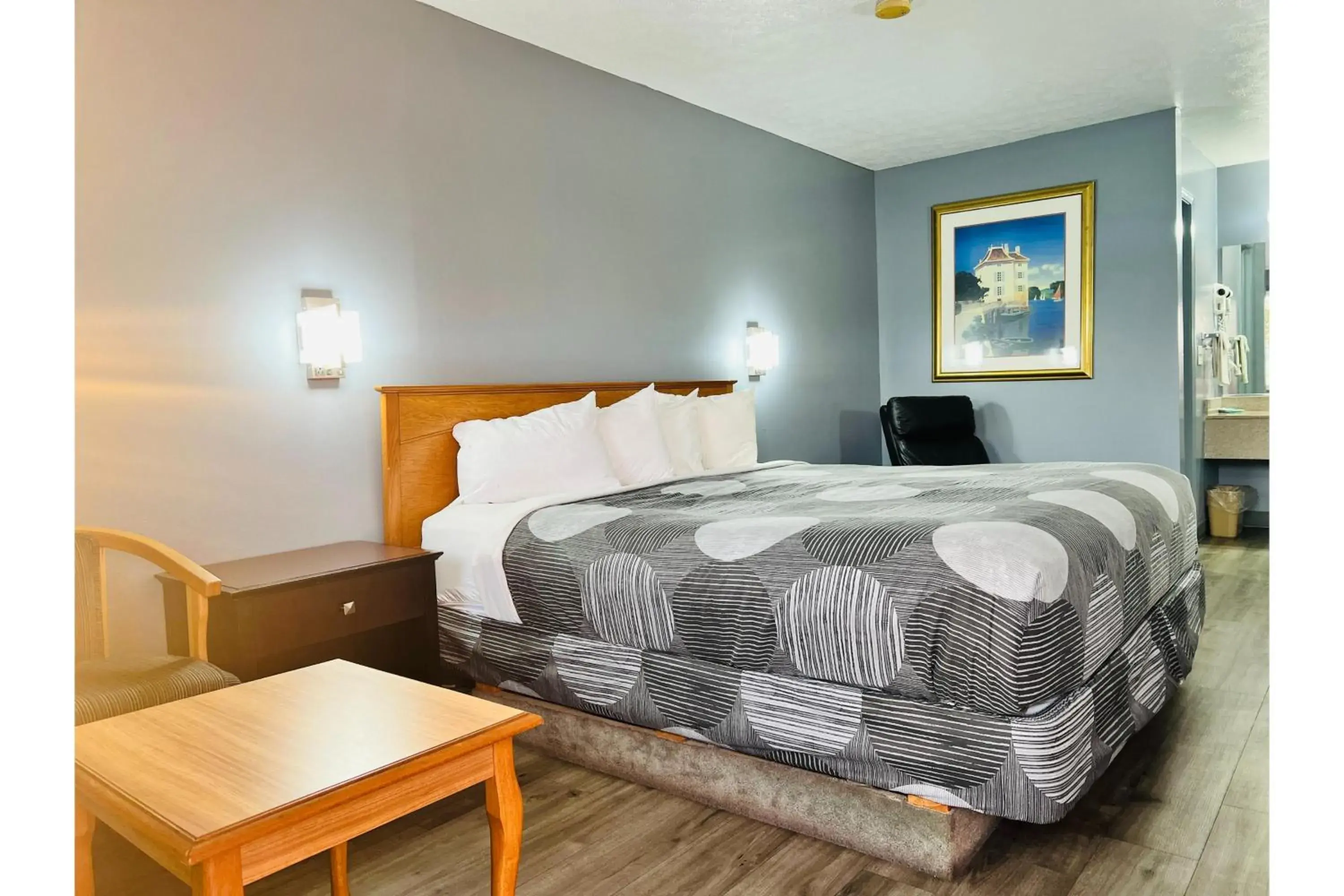 King Bed Non-Smoking - single occupancy in Relax Inn King Bed Non-Smoking - single occupancy in Relax Inn