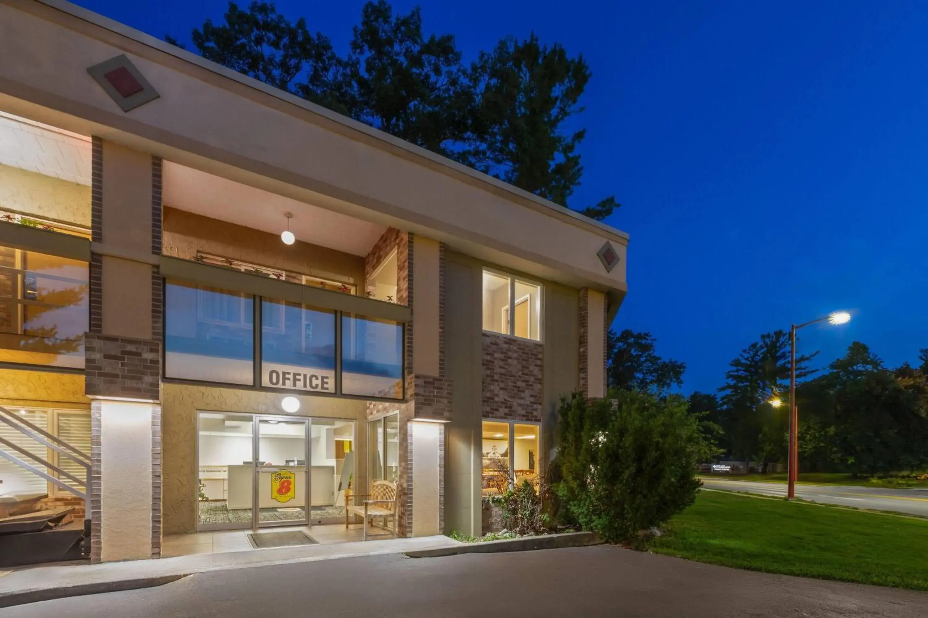 Property building in Super 8 by Wyndham Traverse City Property building in Super 8 by Wyndham Traverse City