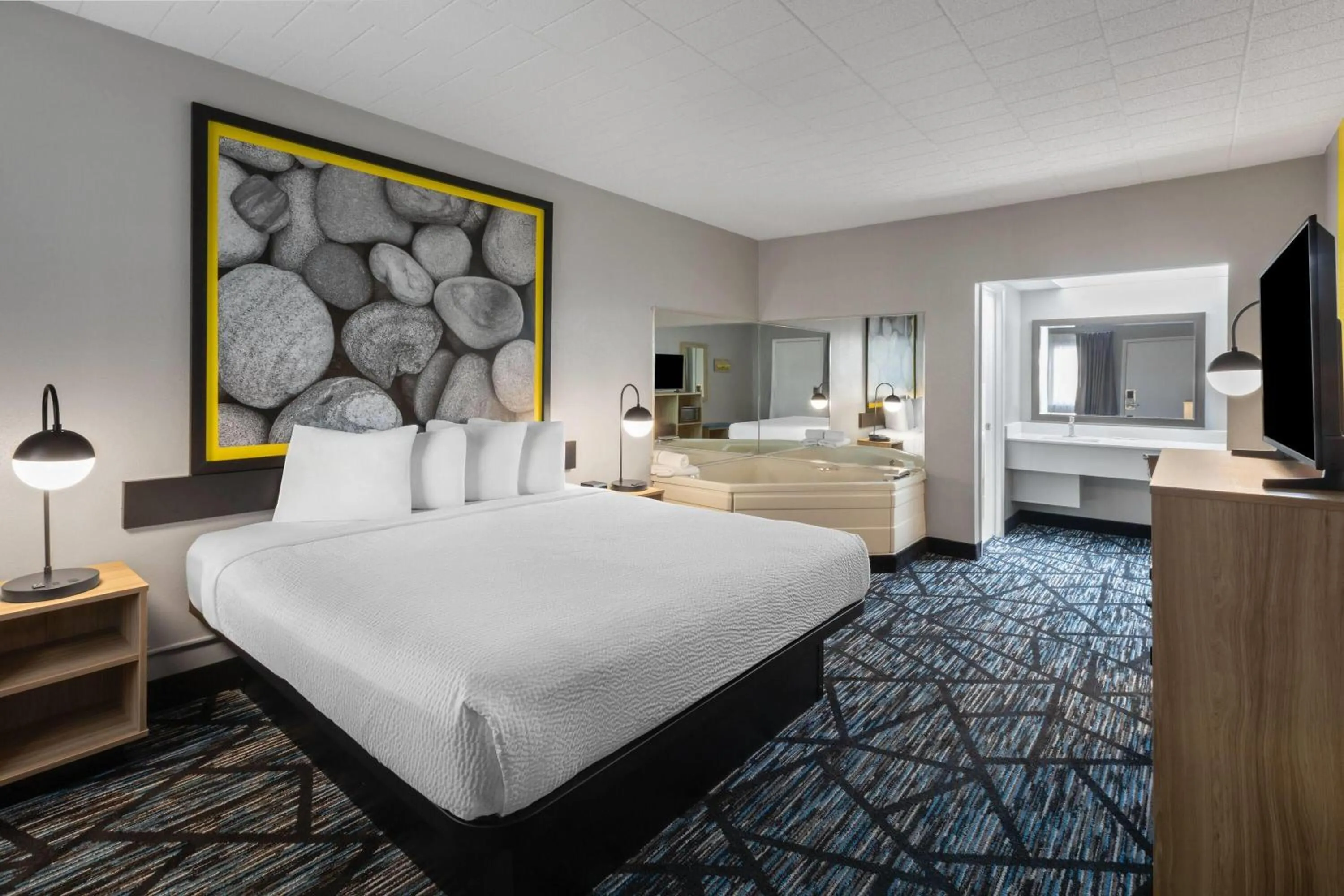 Photo of the whole room, Bed in Super 8 by Wyndham Traverse City