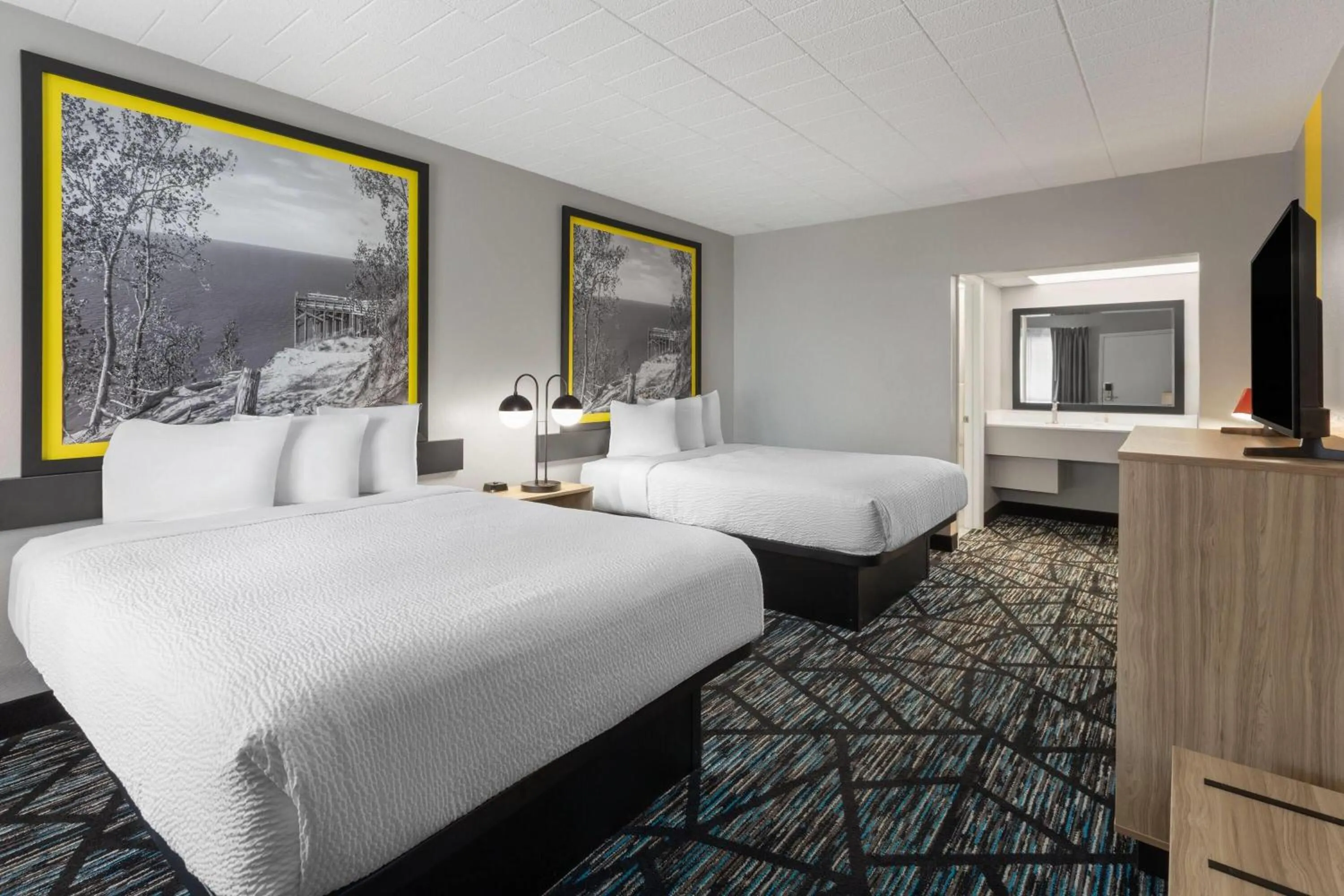 Photo of the whole room, Bed in Super 8 by Wyndham Traverse City