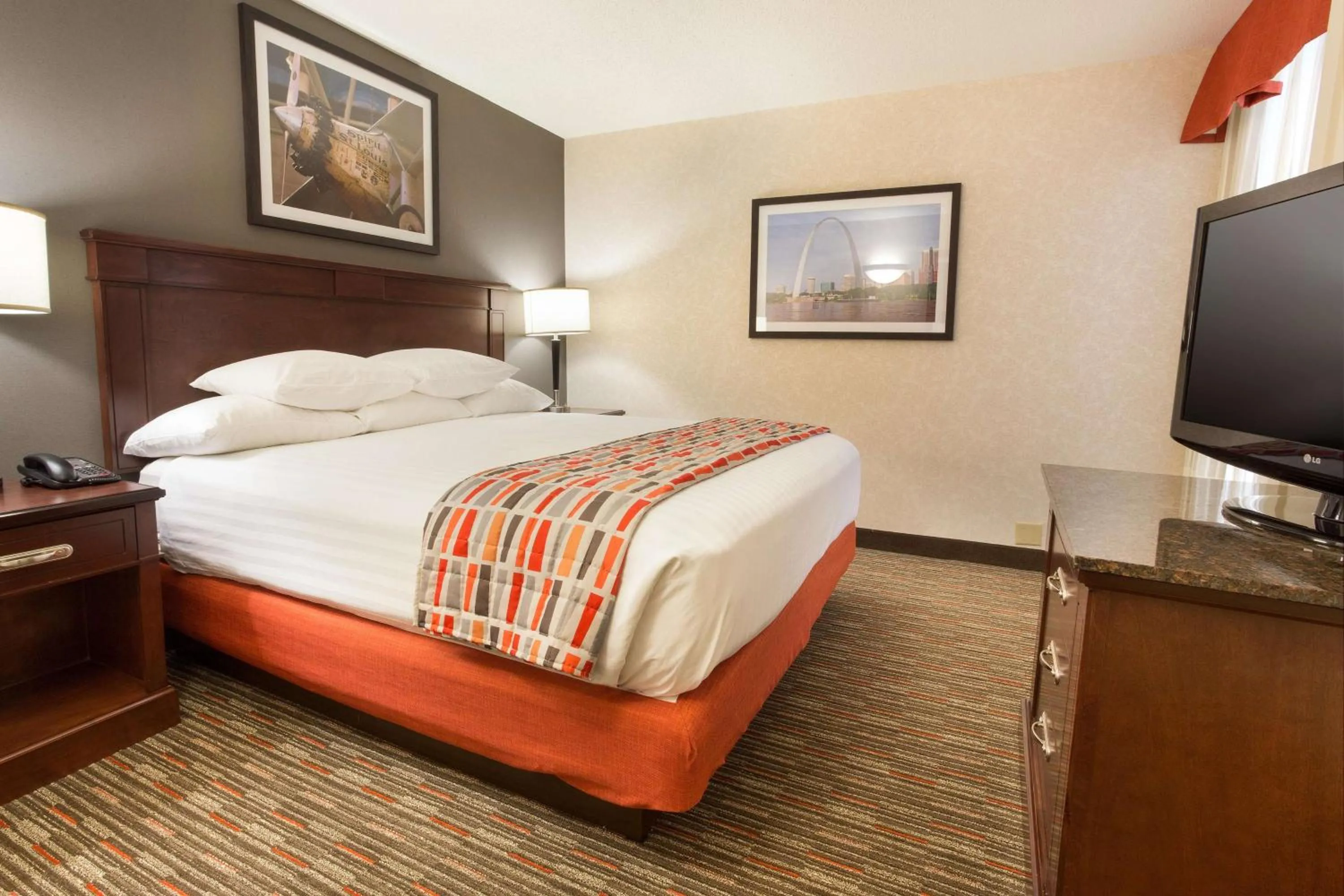 Photo of the whole room, Bed in Drury Inn & Suites St. Louis Airport