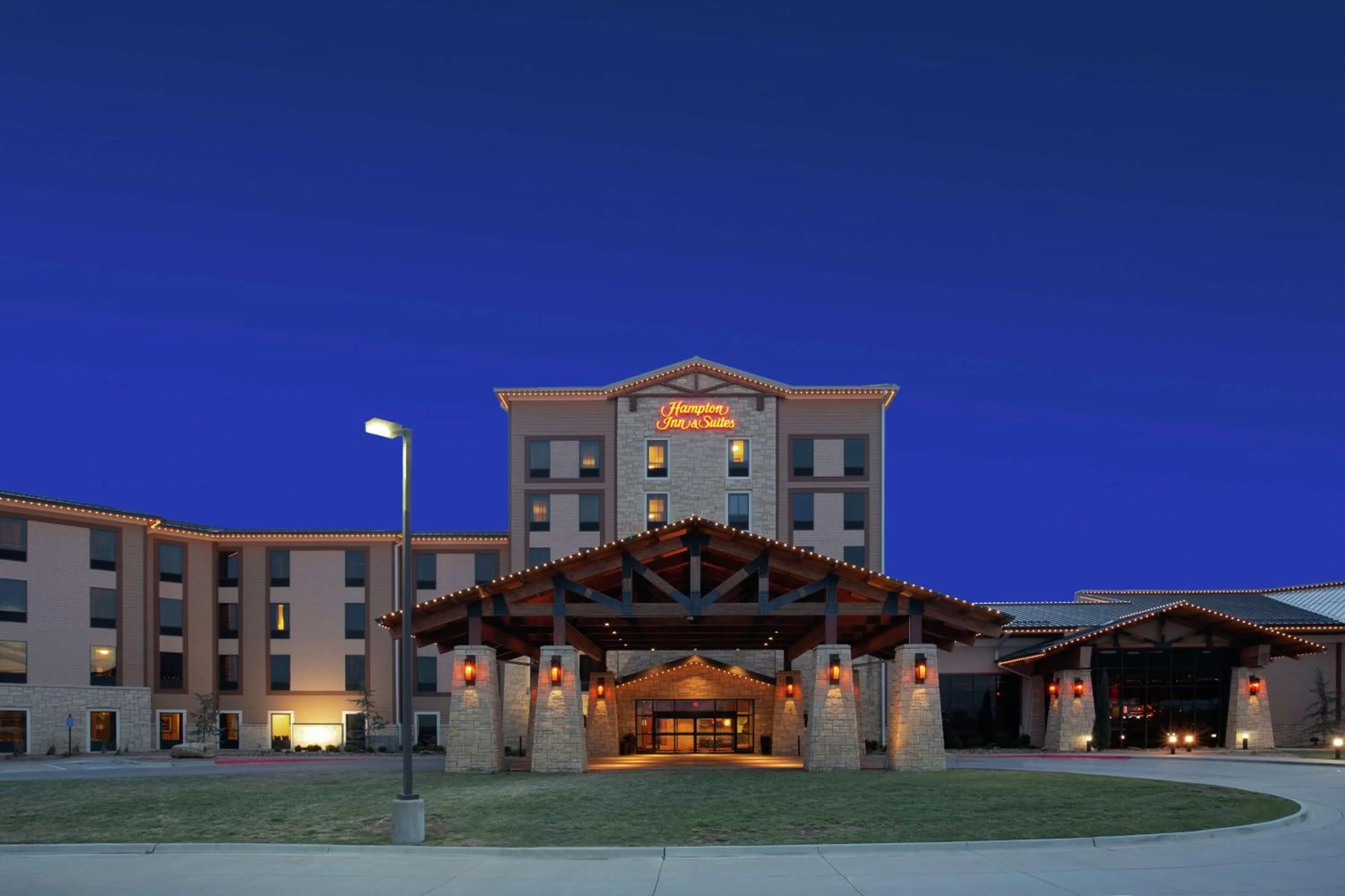 Property building in Hampton Inn & Suites I-35/Mulvane