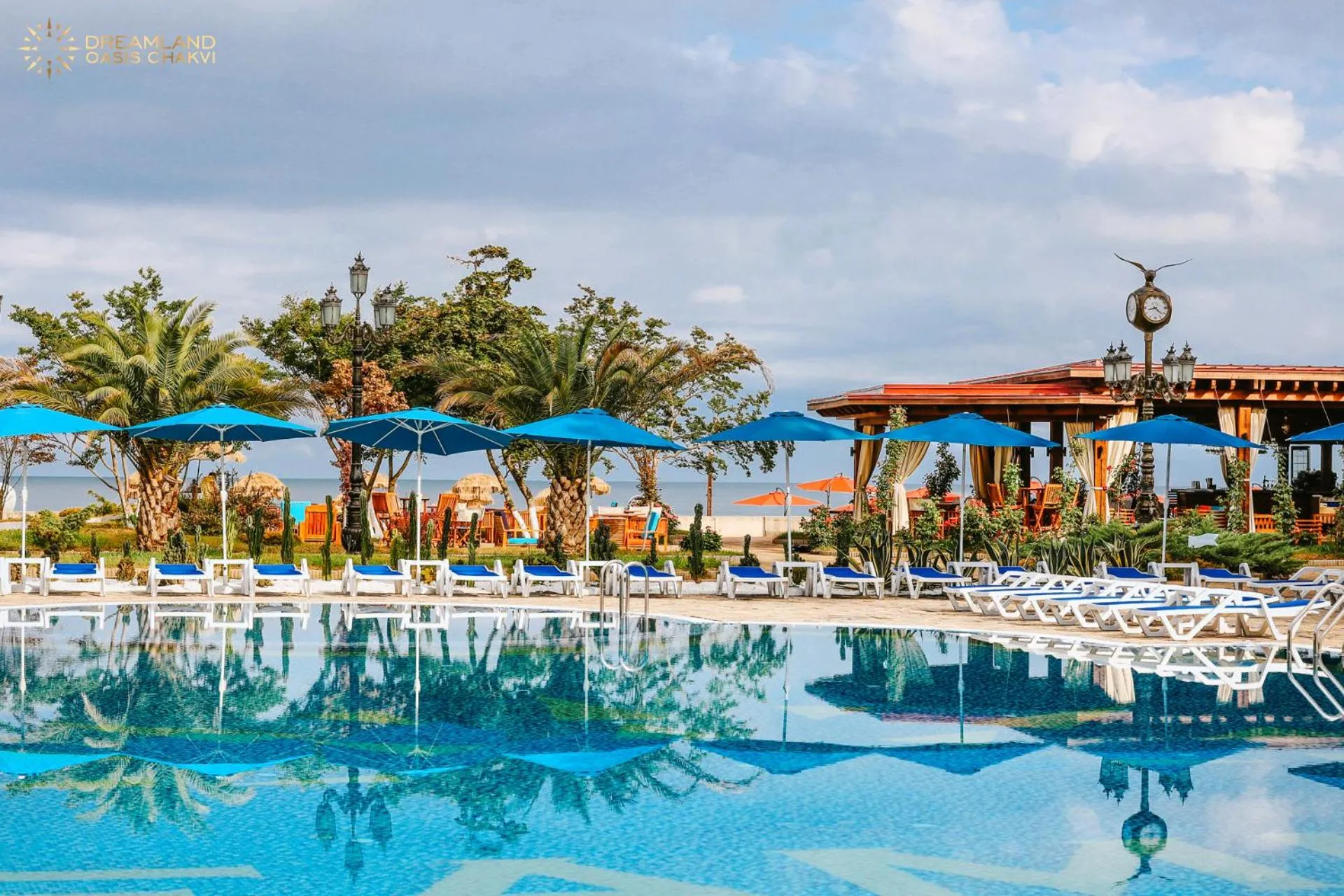 Swimming pool in Dreamland Oasis Aparthotel