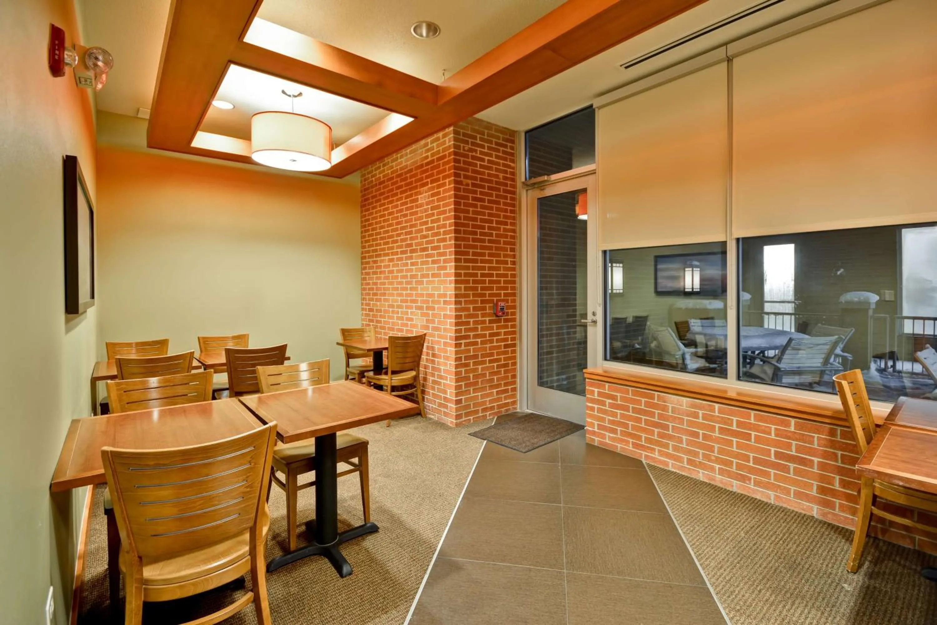 Dining area in Hyatt Place Chicago/Naperville/Warrenville