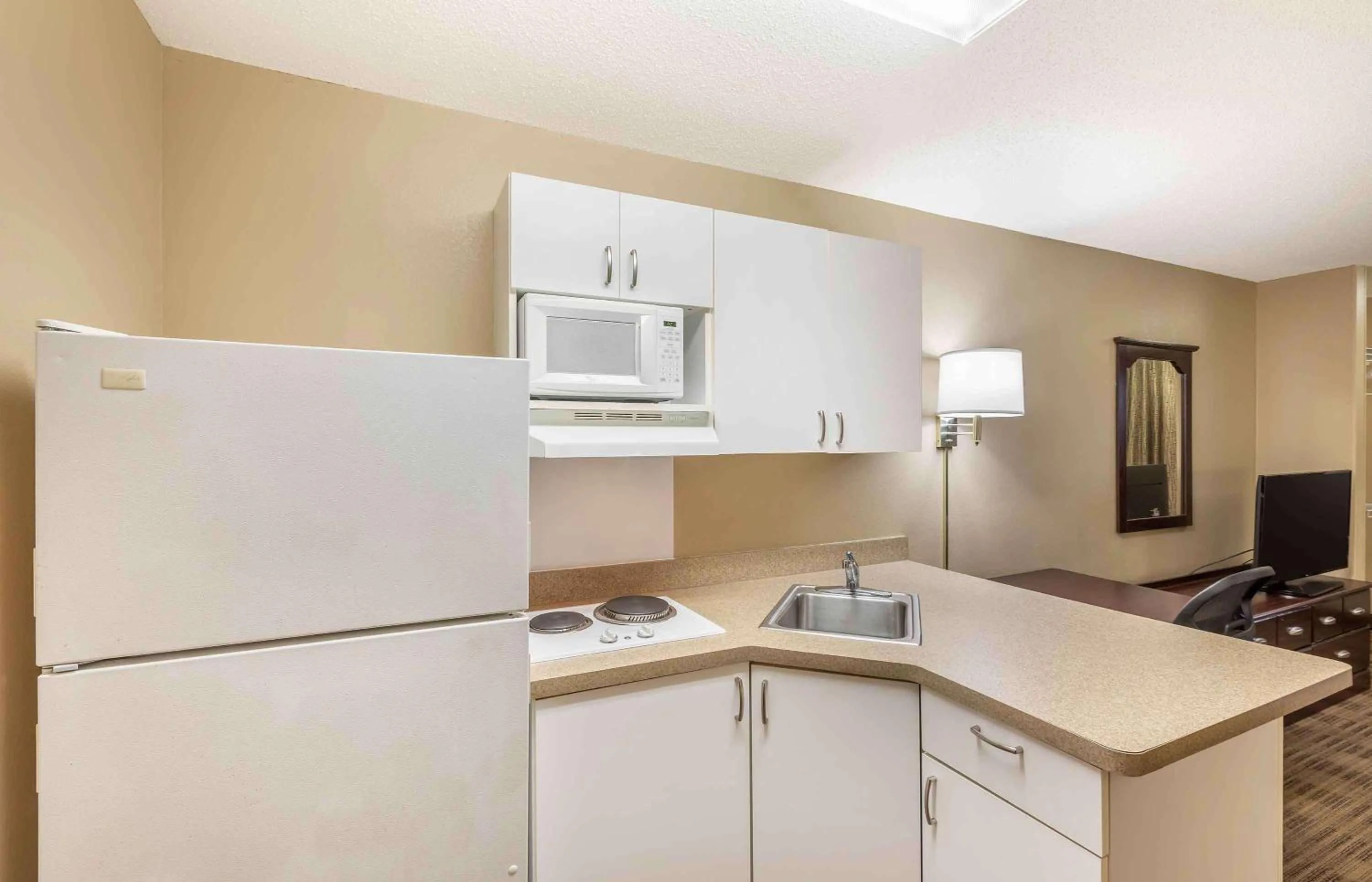 Bedroom in Extended Stay America Select Suites - Milwaukee - Wauwatosa