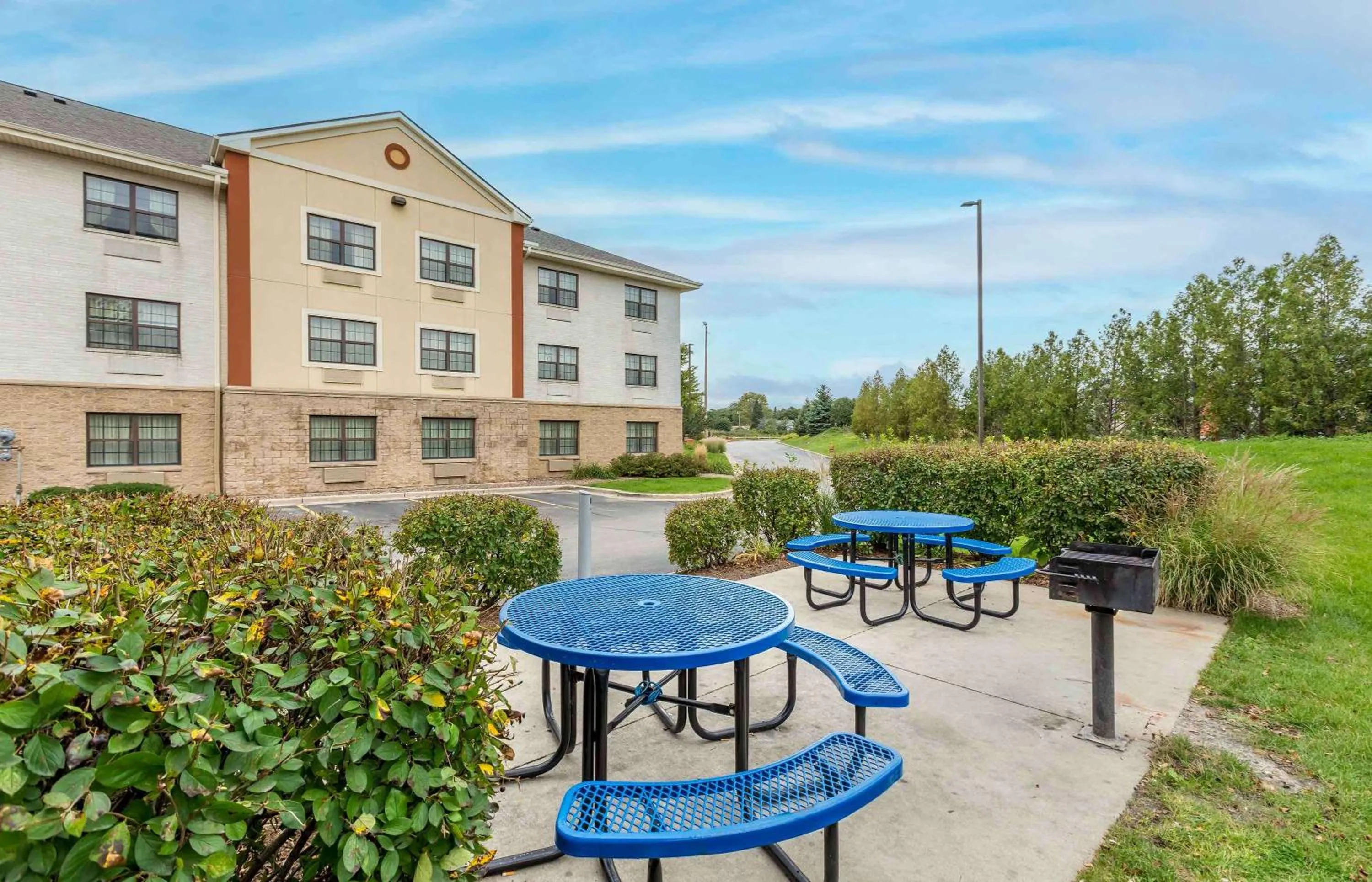 Property building in Extended Stay America Select Suites - Milwaukee - Wauwatosa