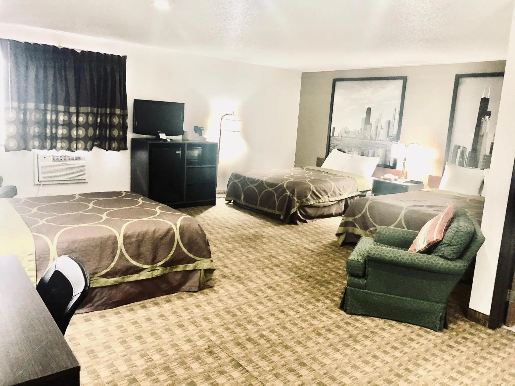 Photo of the whole room, Bed in Super 8 by Wyndham Peru Starved Rock State Park