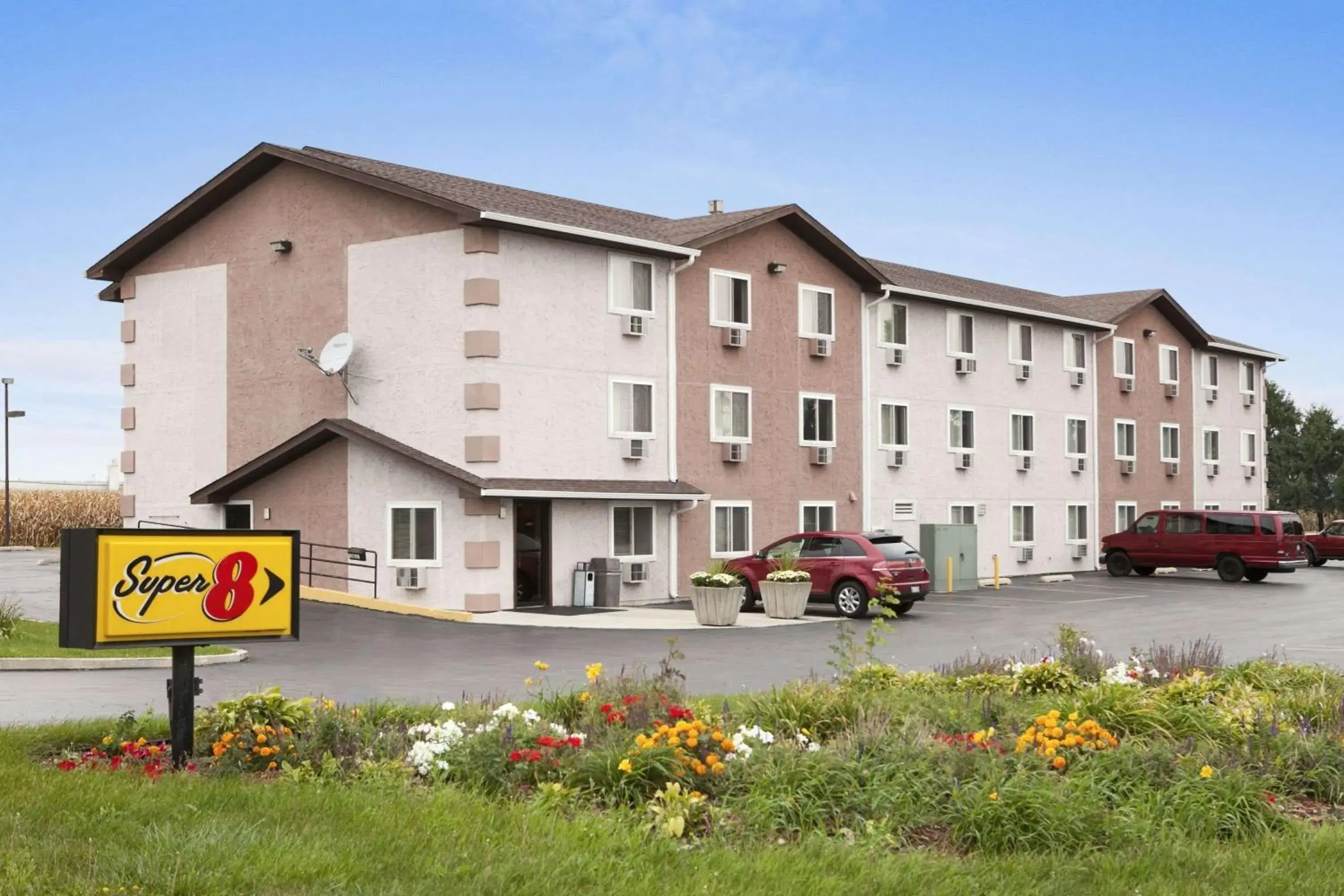 Property building in Super 8 by Wyndham Peru Starved Rock State Park Property building in Super 8 by Wyndham Peru Starved Rock State Park