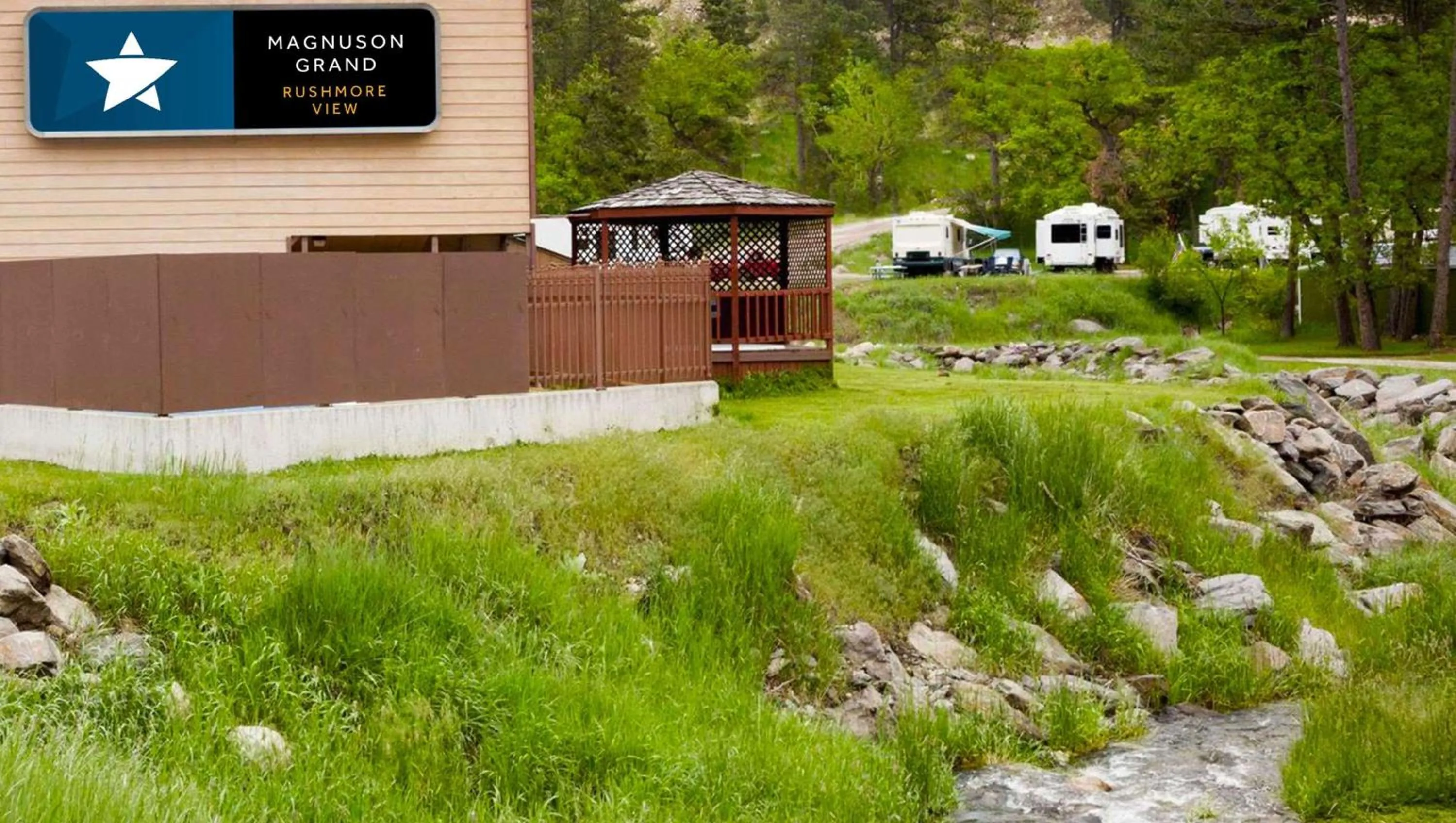 Property building in Magnuson Grand Rushmore View