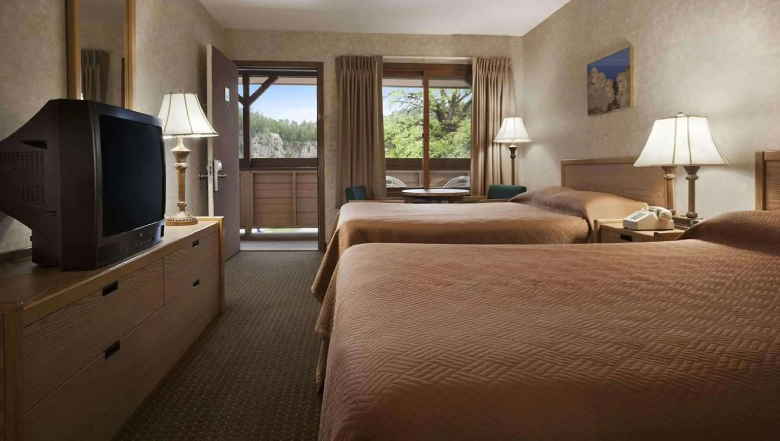 Photo of the whole room, Bed in Magnuson Grand Rushmore View