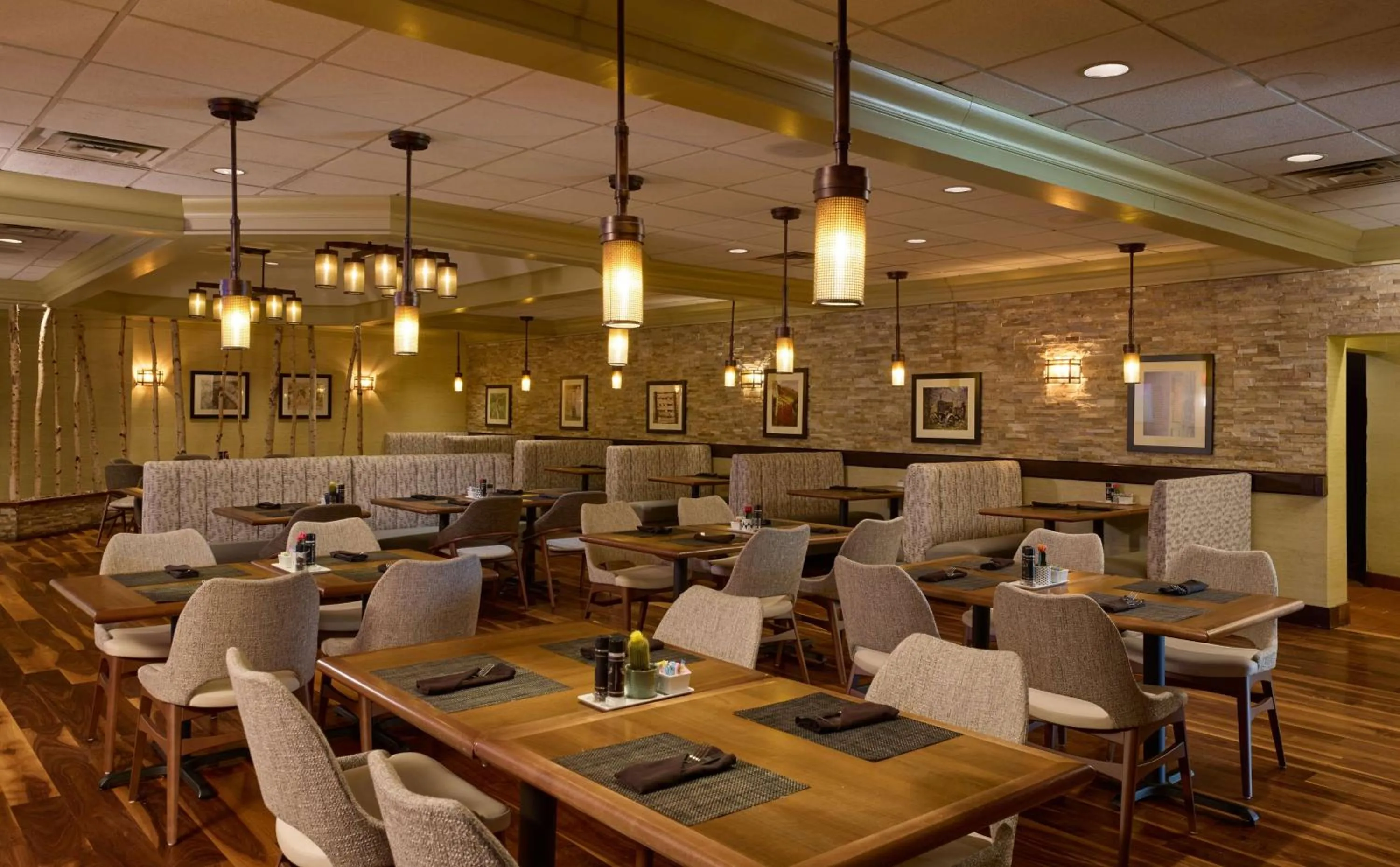 Restaurant/places to eat in Marriott Minneapolis Airport