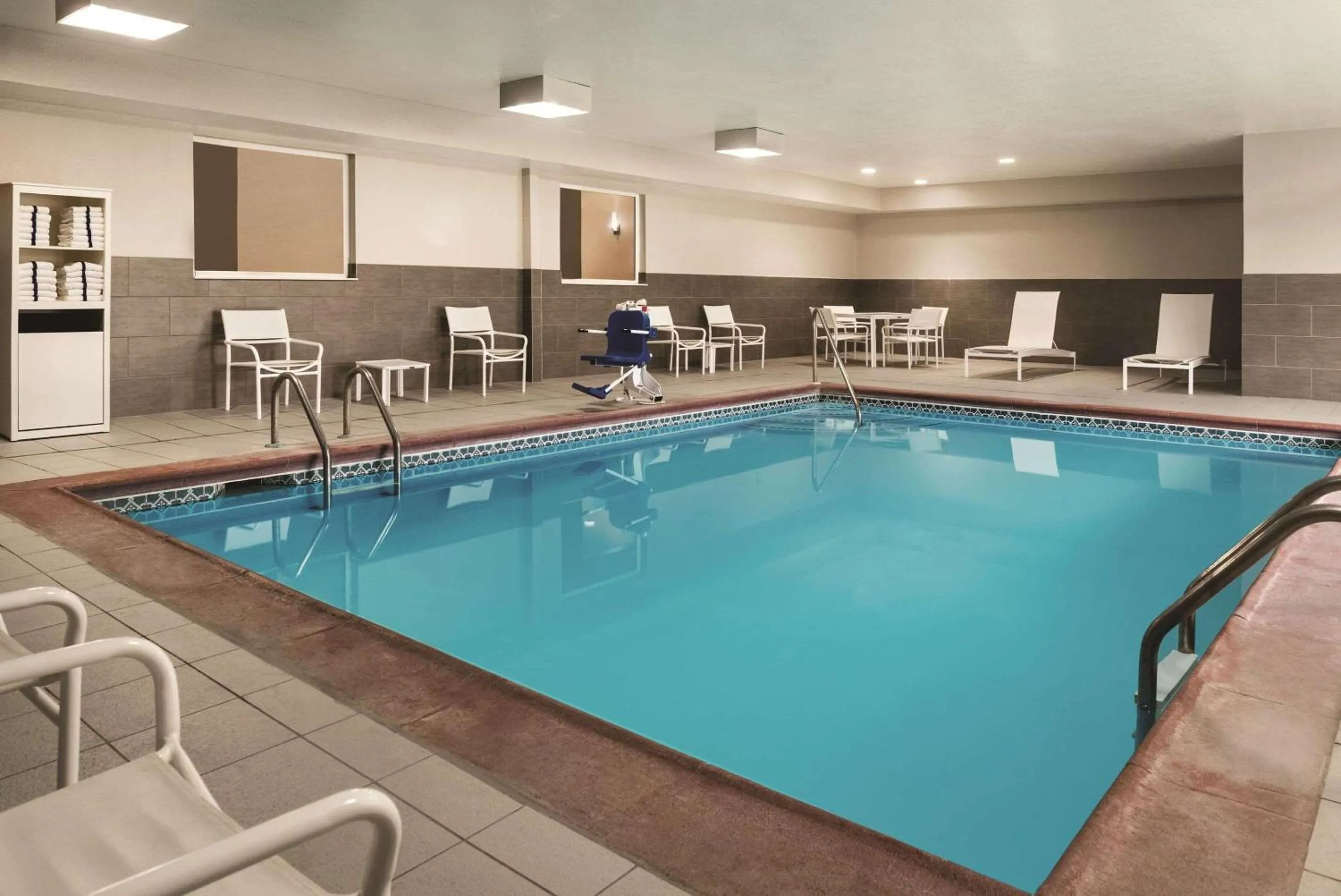 Swimming pool in Country Inn & Suites by Radisson, Indianapolis South, IN