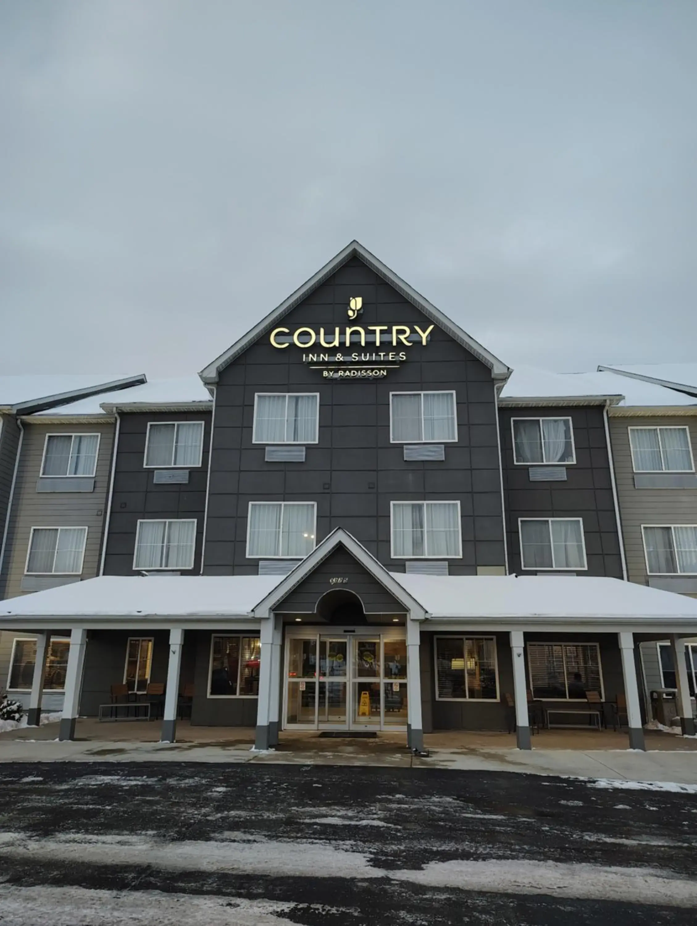Property building in Country Inn & Suites by Radisson, Indianapolis South, IN Property building in Country Inn & Suites by Radisson, Indianapolis South, IN