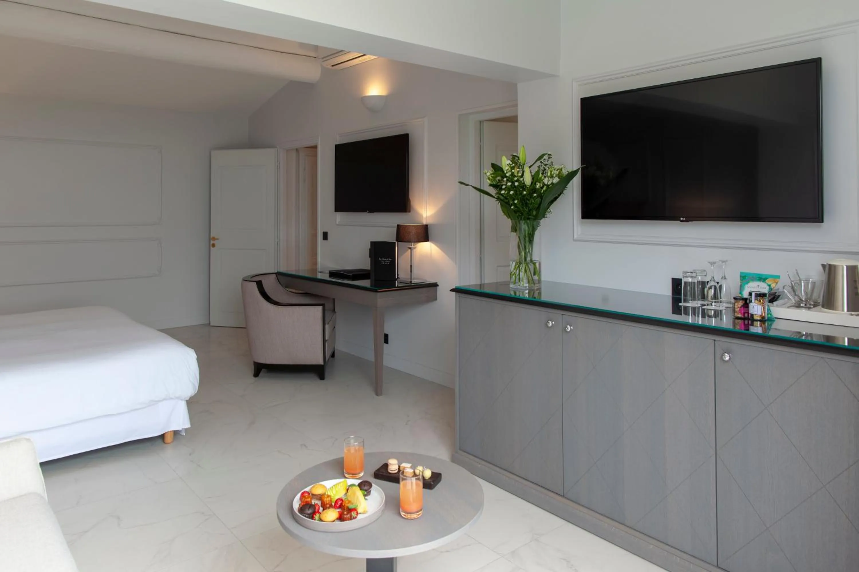TV and multimedia, Bed in Hotel Les Bories & Spa