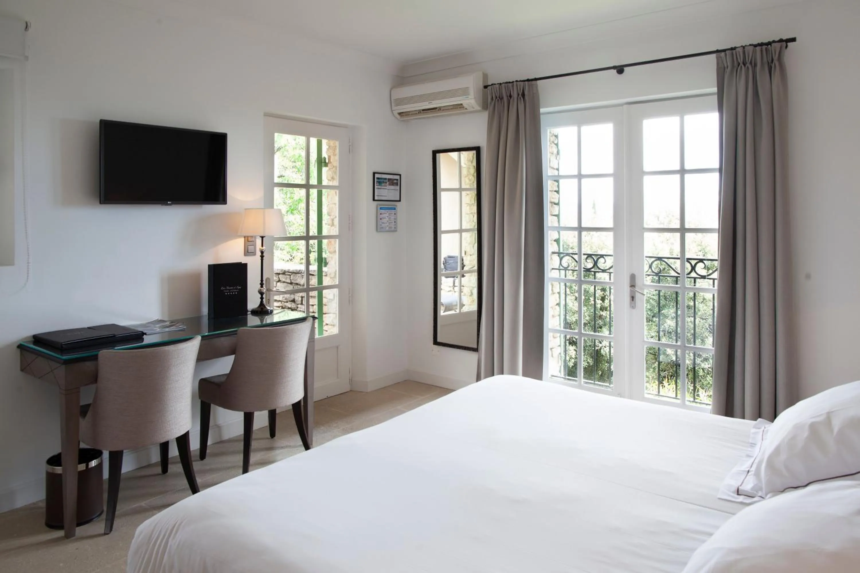 TV and multimedia, Bed in Hotel Les Bories & Spa