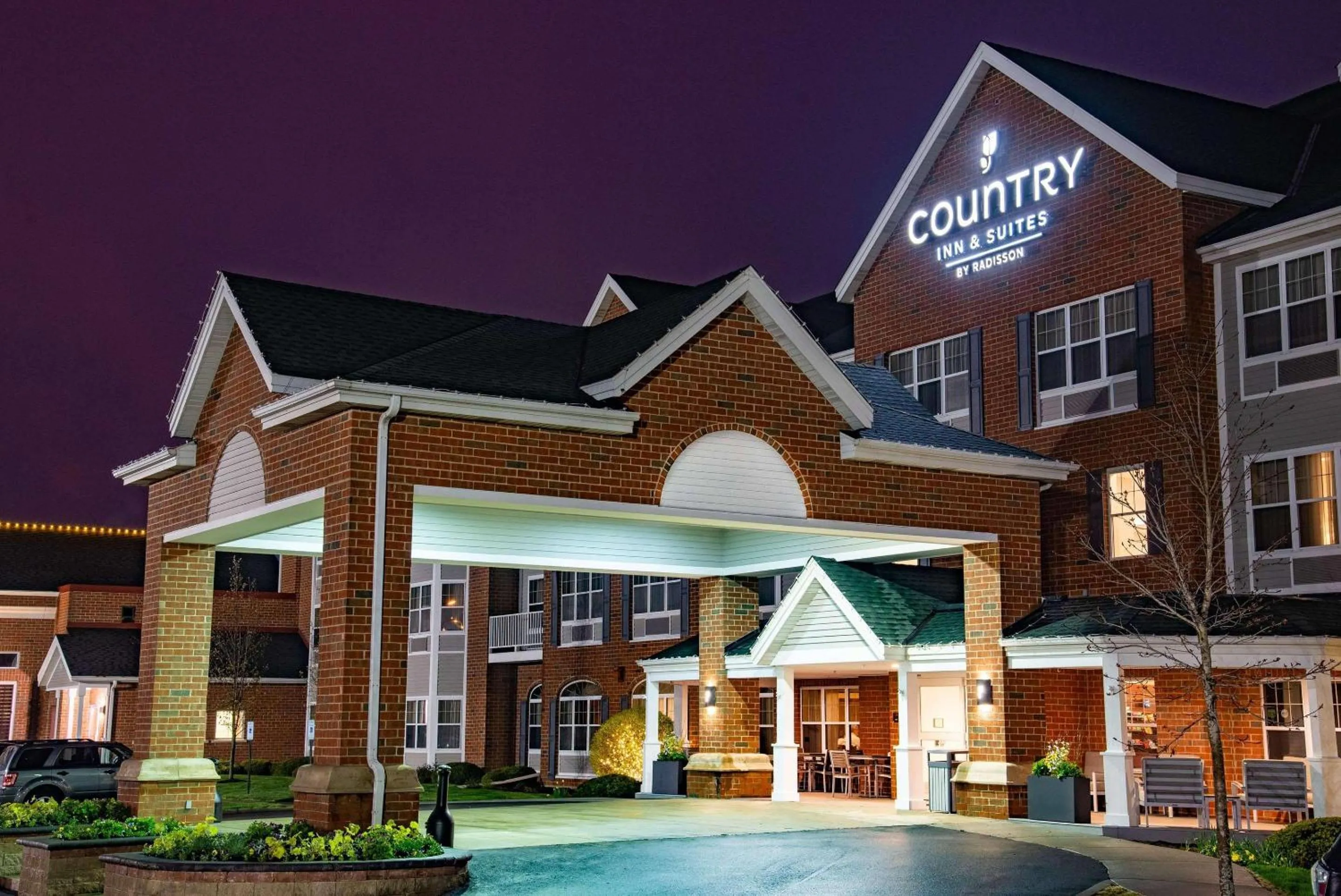 Property building in Country Inn & Suites by Radisson, Milwaukee West Brookfield , WI