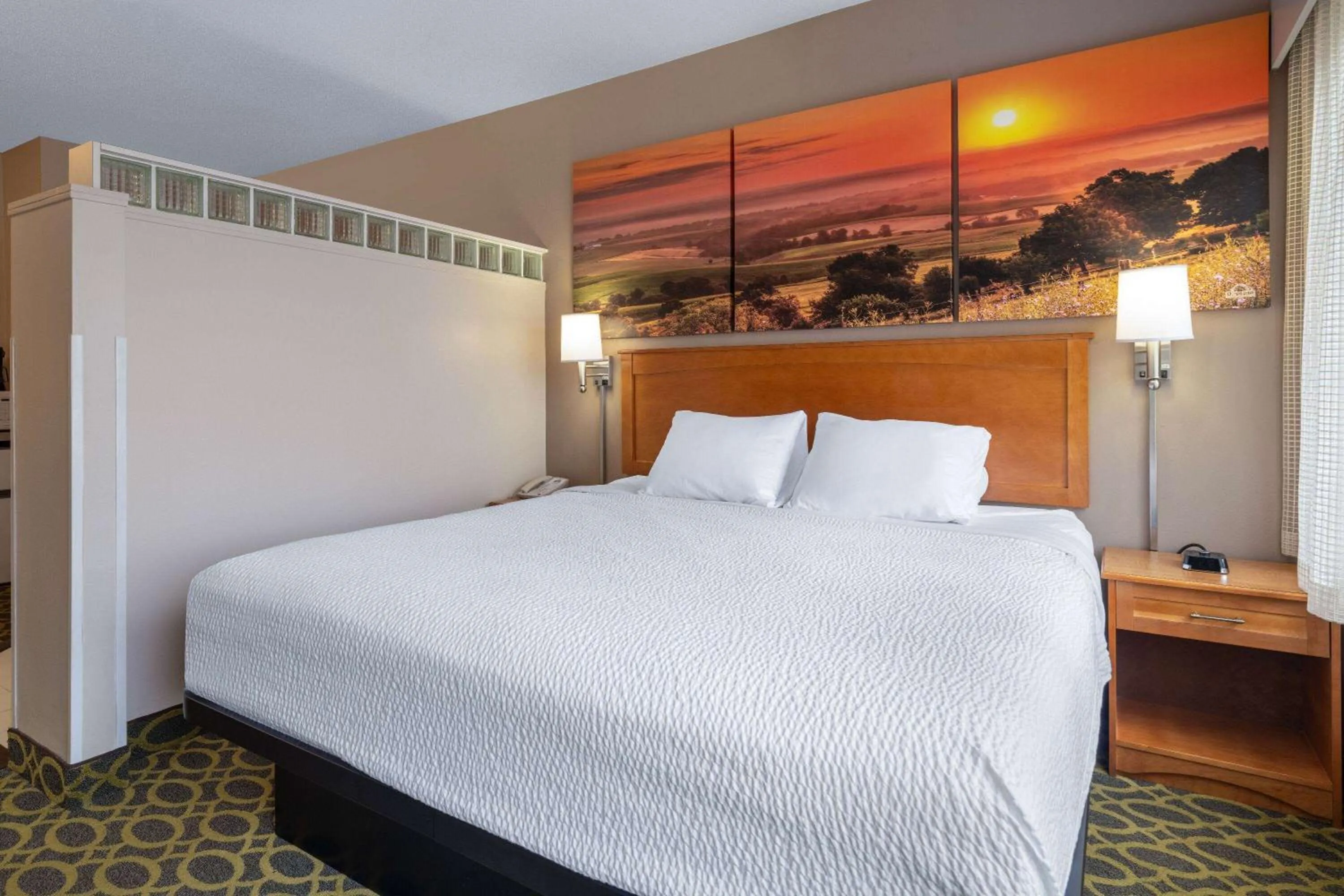 Bedroom, Bed in Days Inn & Suites by Wyndham Madison