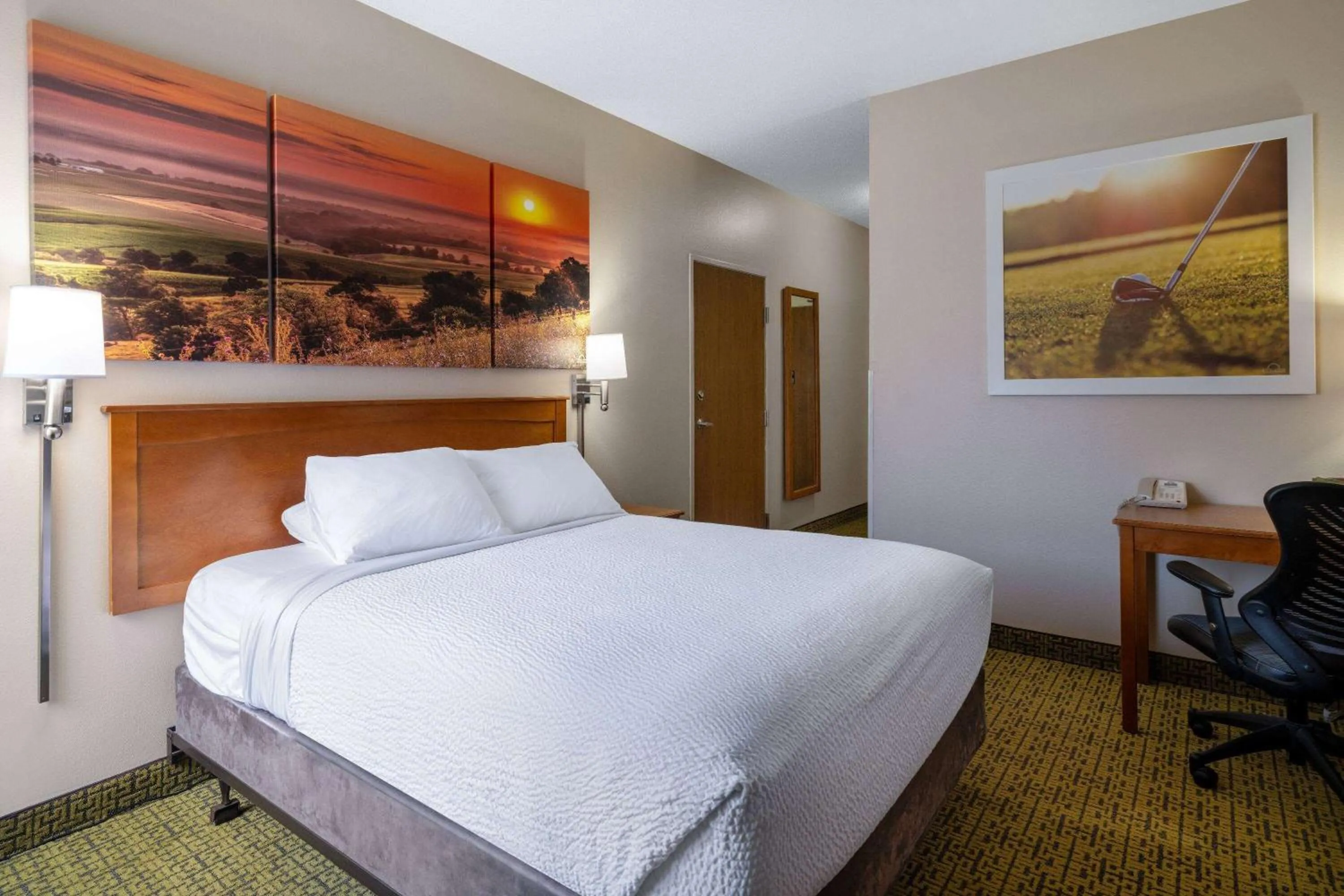 Bed in Days Inn & Suites by Wyndham Madison