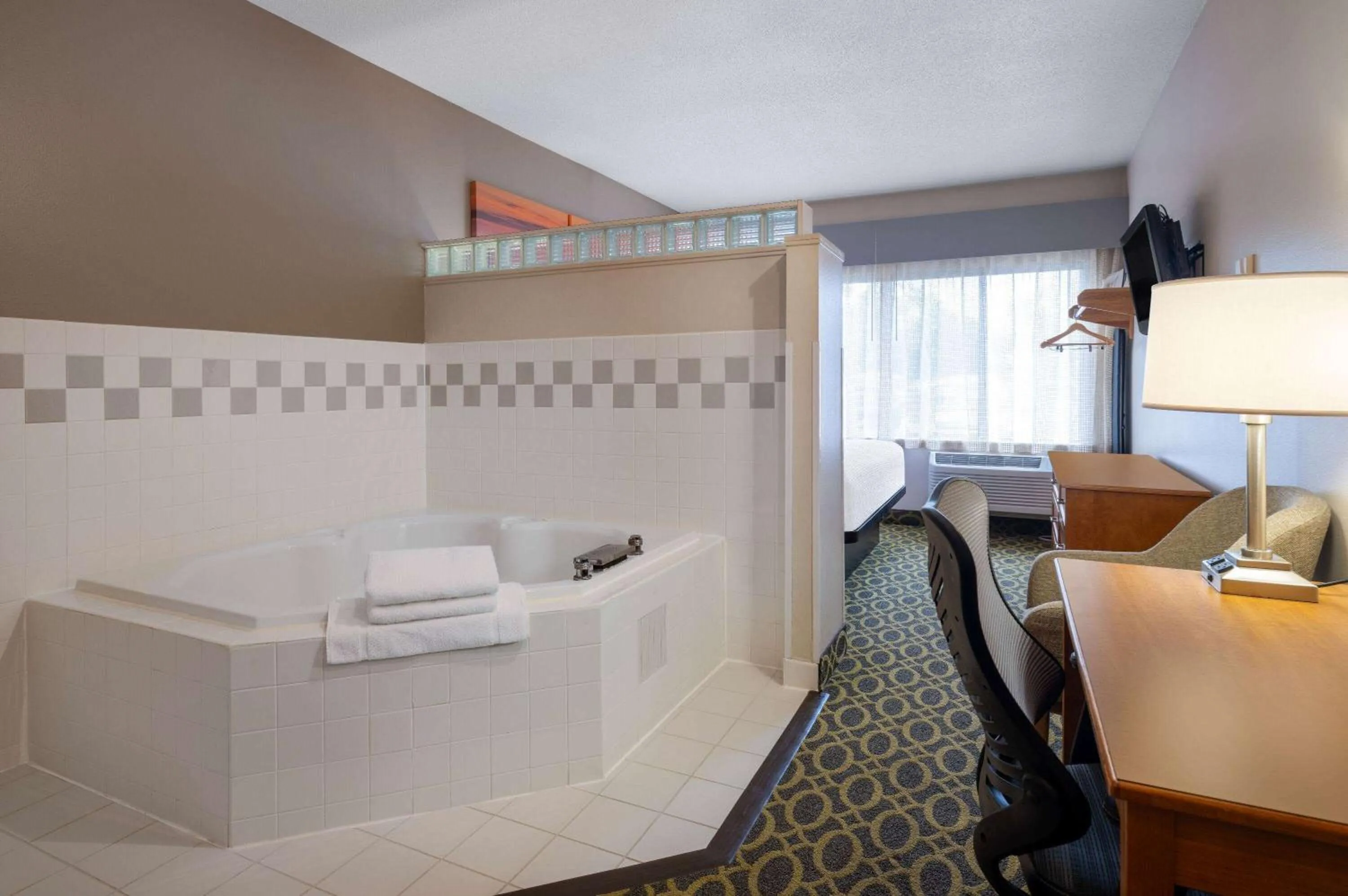Hot Tub, Bed in Days Inn & Suites by Wyndham Madison