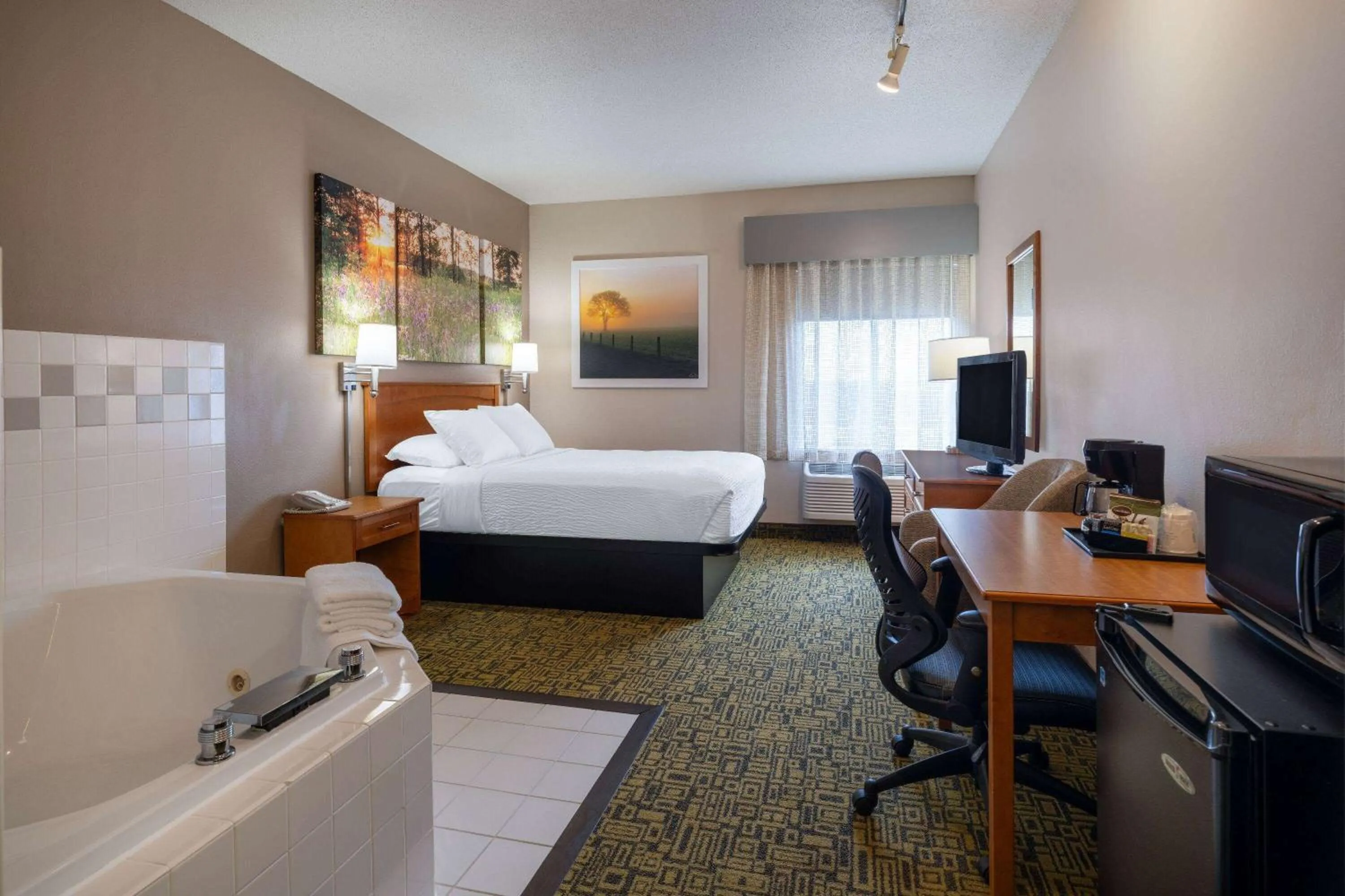 Hot Tub, Bed in Days Inn & Suites by Wyndham Madison