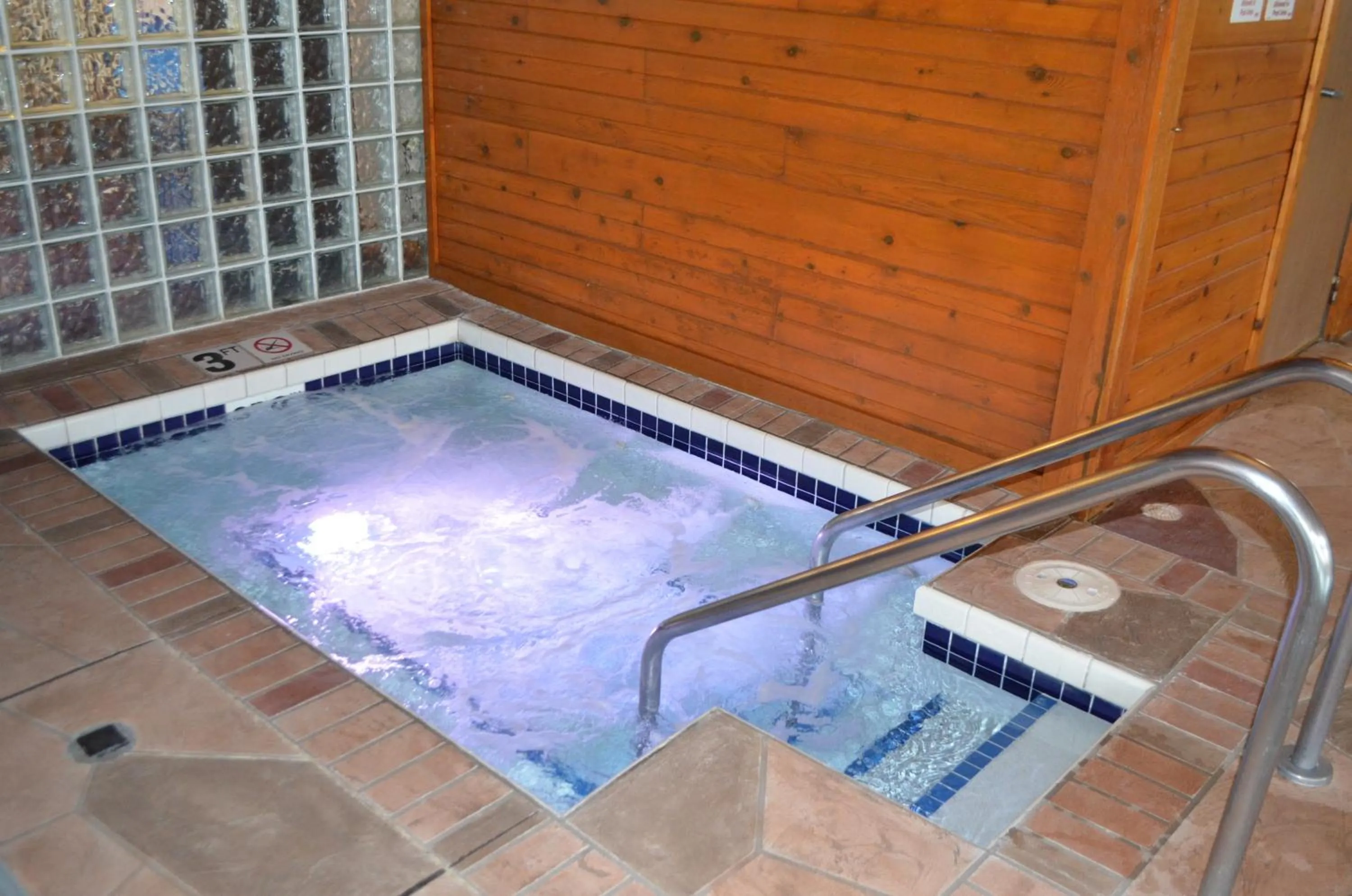 Hot Tub in Days Inn & Suites by Wyndham Madison