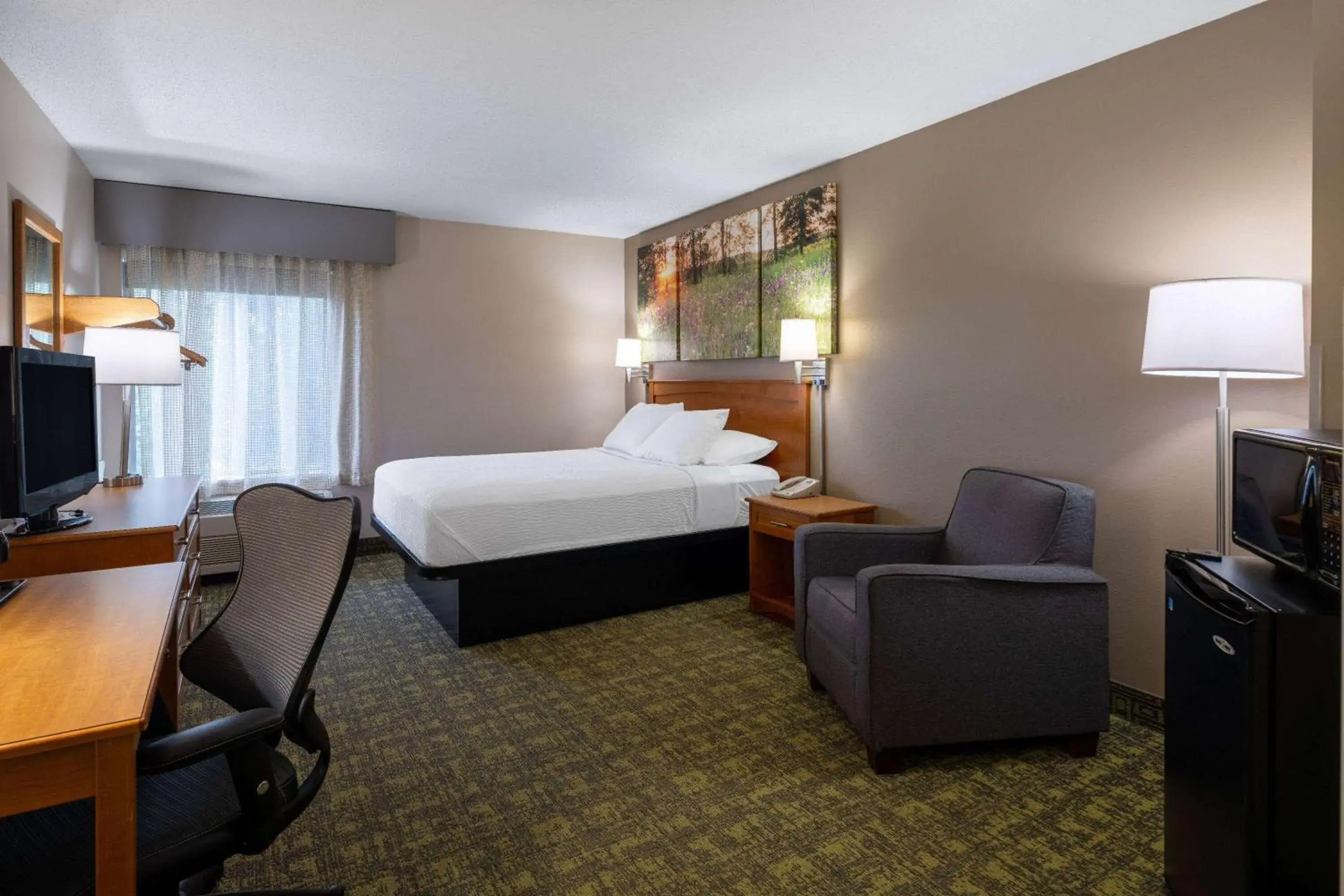 Photo of the whole room, Bed in Days Inn & Suites by Wyndham Madison Photo of the whole room, Bed in Days Inn & Suites by Wyndham Madison