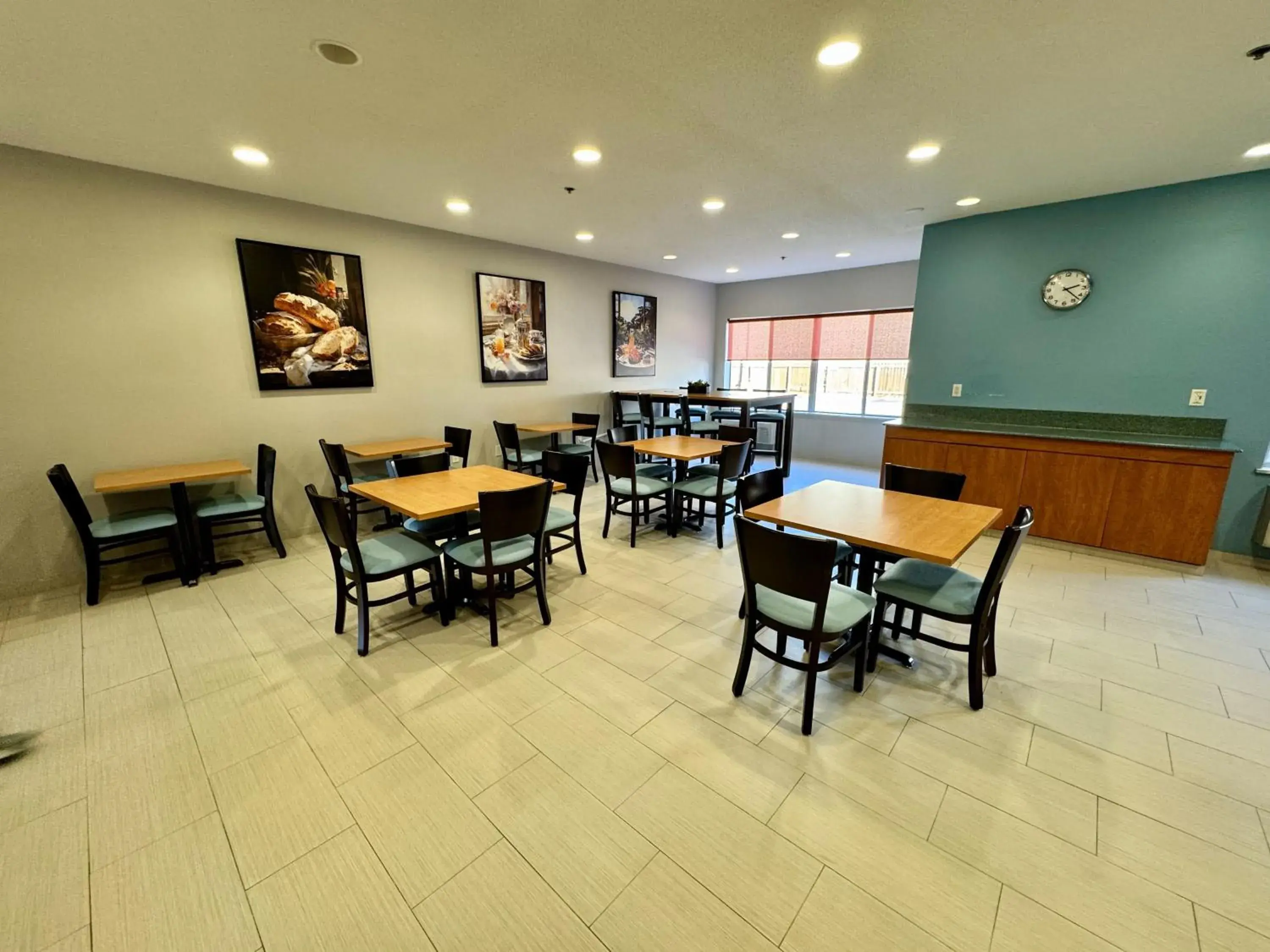 Breakfast in Days Inn & Suites by Wyndham Madison Breakfast in Days Inn & Suites by Wyndham Madison