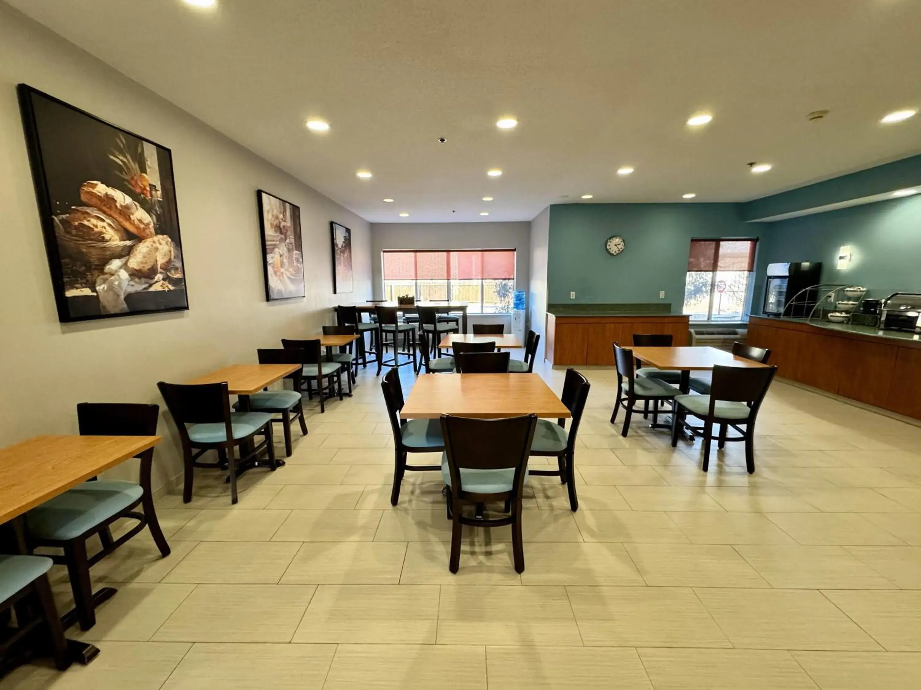 Breakfast in Days Inn & Suites by Wyndham Madison Breakfast in Days Inn & Suites by Wyndham Madison